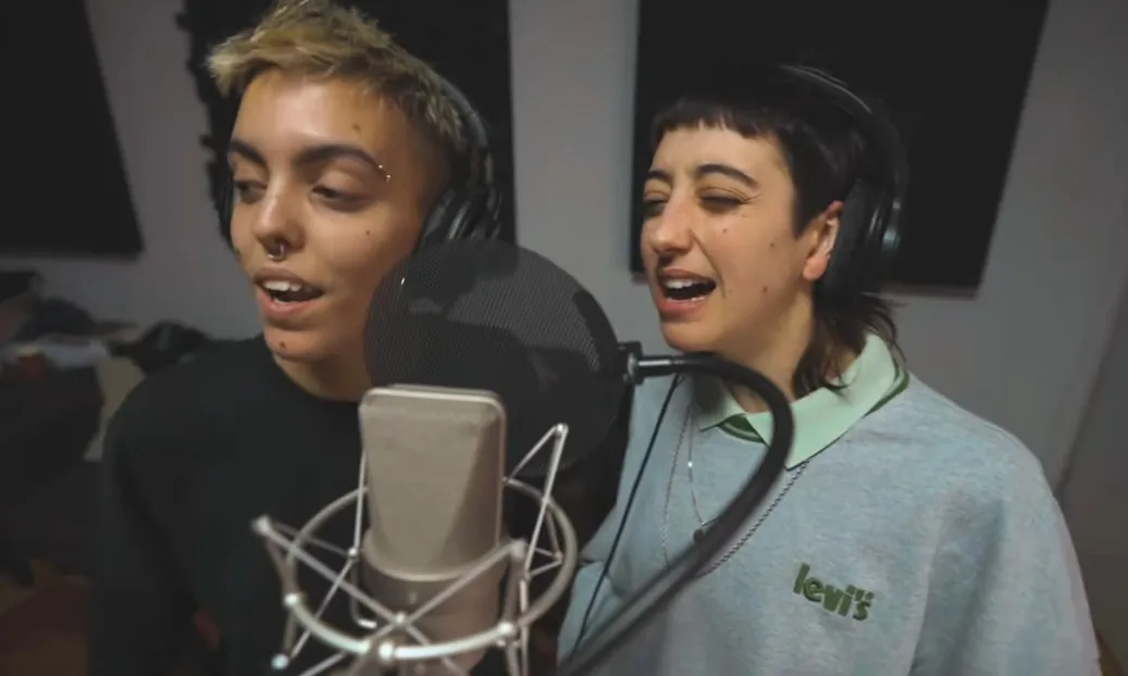 La cantant Maio i la vocalista de Roba Estesa, Gemma Polo, durant la gravació de la cançó. Font: Xarxa d'Ateneus Cooperatius de Catalunya