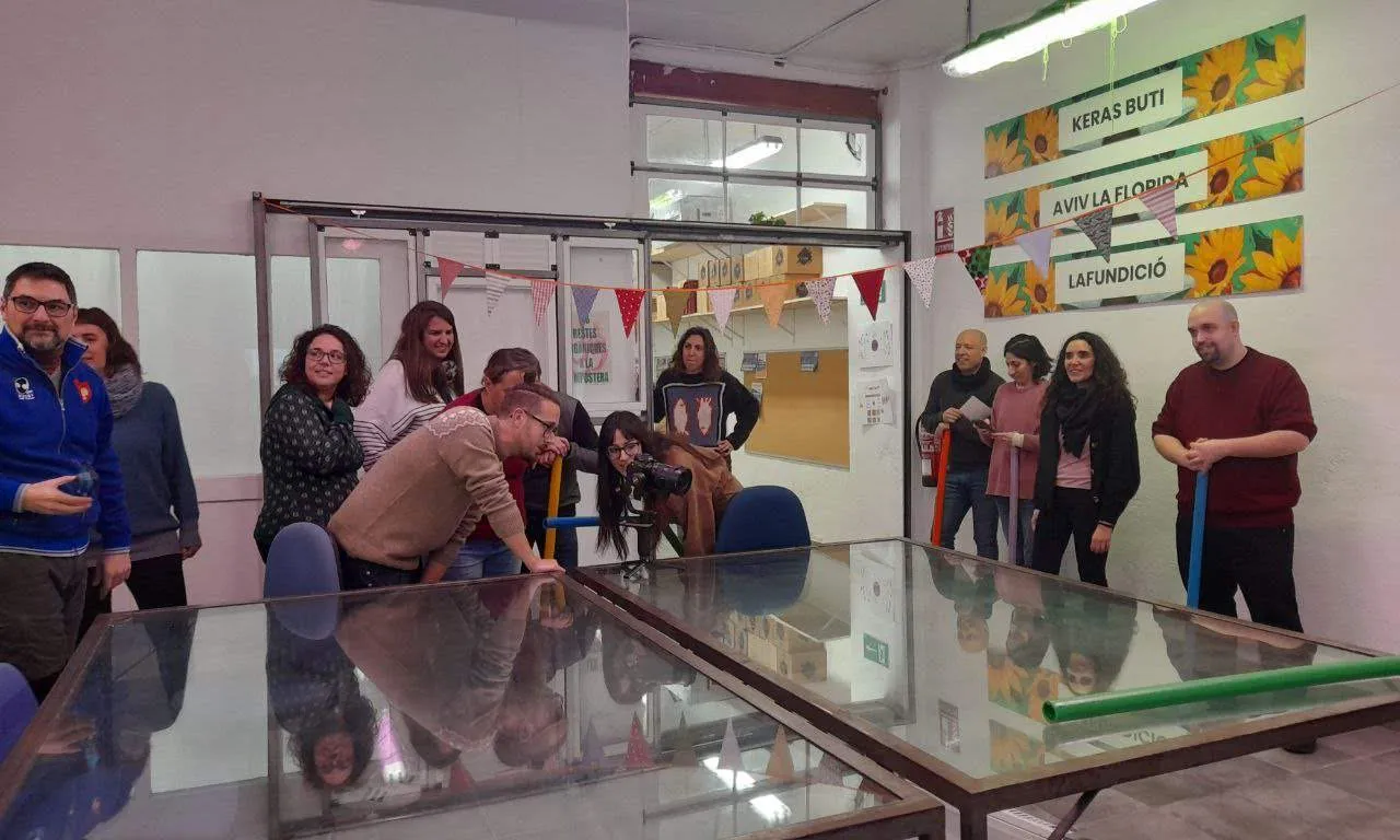 Les membres de l'Ateneu Cooperatiu de l'Hospitalet de Llobregat durant el rodatge del videoclip. Font: Xarxa d'Ateneus Cooperatius de Catalunya.