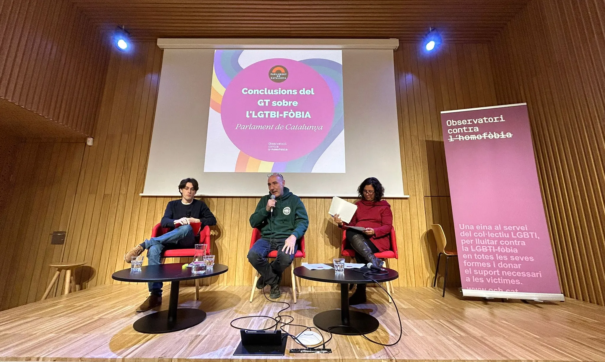 Albert Carrasco (esquerra), Eugeni Rodríguez (mig) i Susanna Segovia (dreta) durant la presentació de la radiografia de l'estat de la LGTBI-fòbia a Catalunya del primer trimestre del 2023 al Centre LGTBI de Barcelona. Font: Colectic.