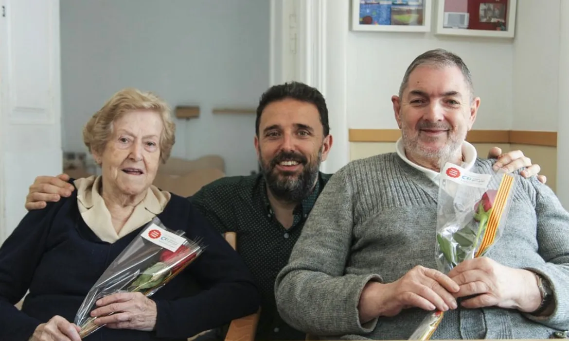 Entrega de roses al Club d'Avis Les Saleses l'any 2019, el darrer en què es van poder entregar roses a les residències. Font: Amics de la Gent Gran.