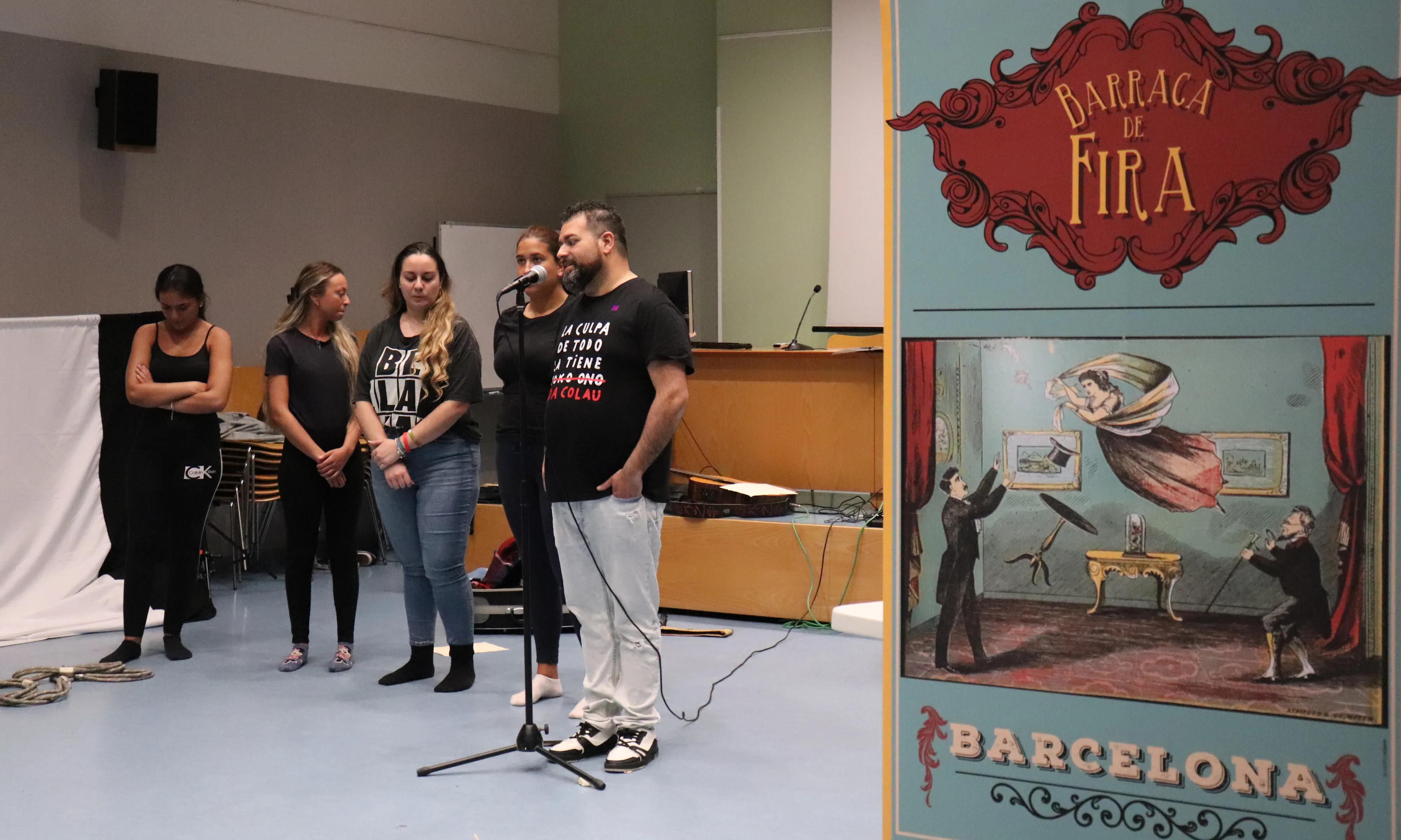 L'equip de l'associació Carabutsí després de la representació del teatre d'ombres. Font: Colectic.
