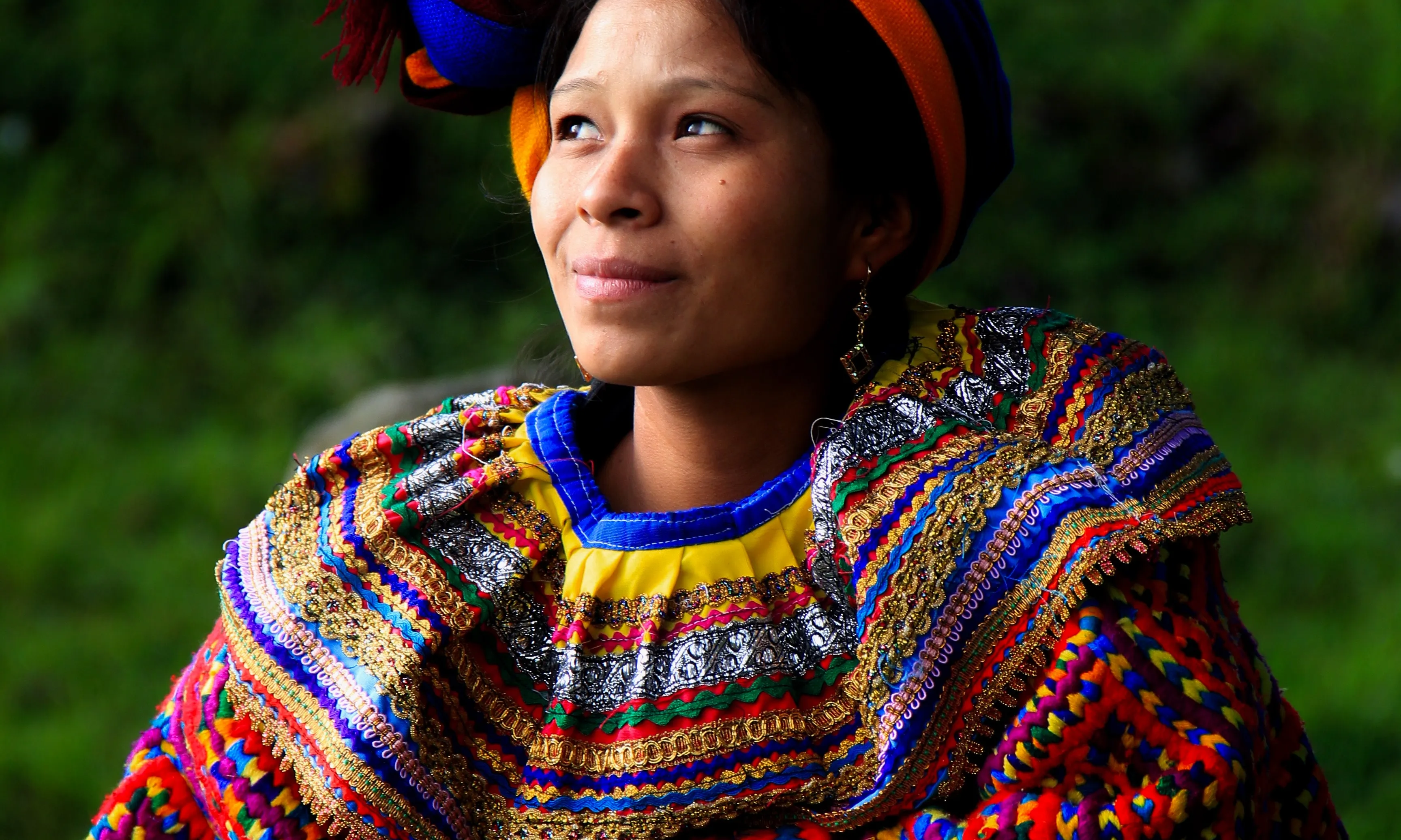 Noia amb vestit tradicional. Font: Pexels - Zaqueo Gomez Gomez Noia amb vestit tradicional. Font: Pexels - Zaqueo Gomez Gomez