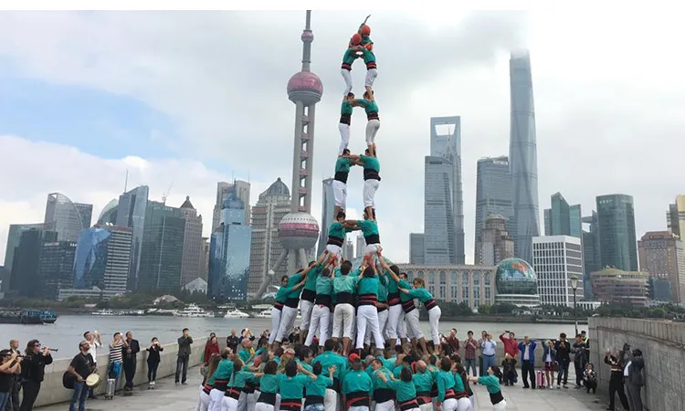 Castellers a la ciutat de Shangai. Font: Font: Castellers de Vilafranca Castellers a la ciutat de Shangai. Font: Font: Castellers de Vilafranca
