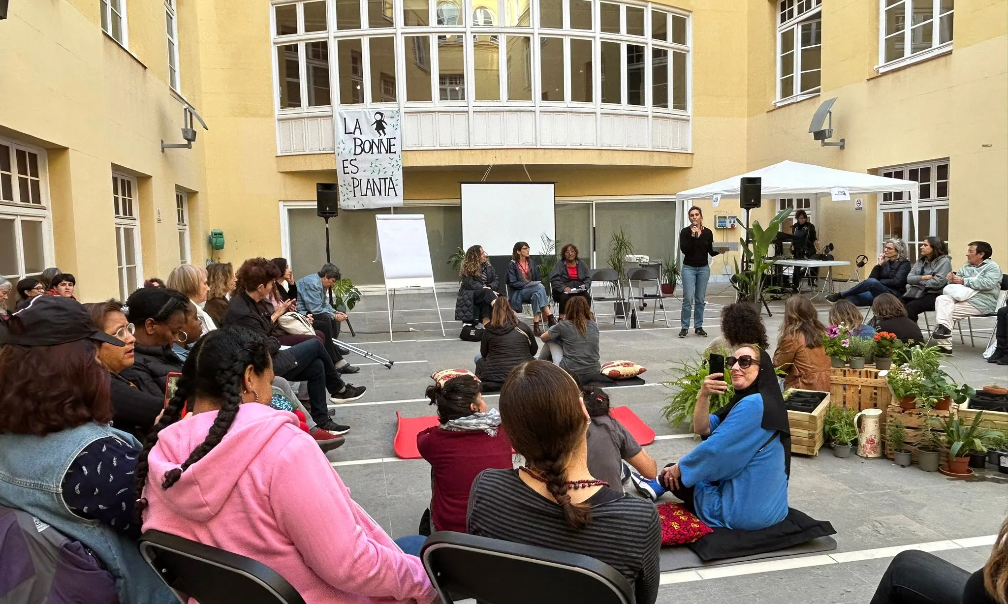 Més de 150 dones van participar en l'assemblea oberta al pati del Centre de Cultura de Dones Francesca Bonnemaison. Font: Colectic. 