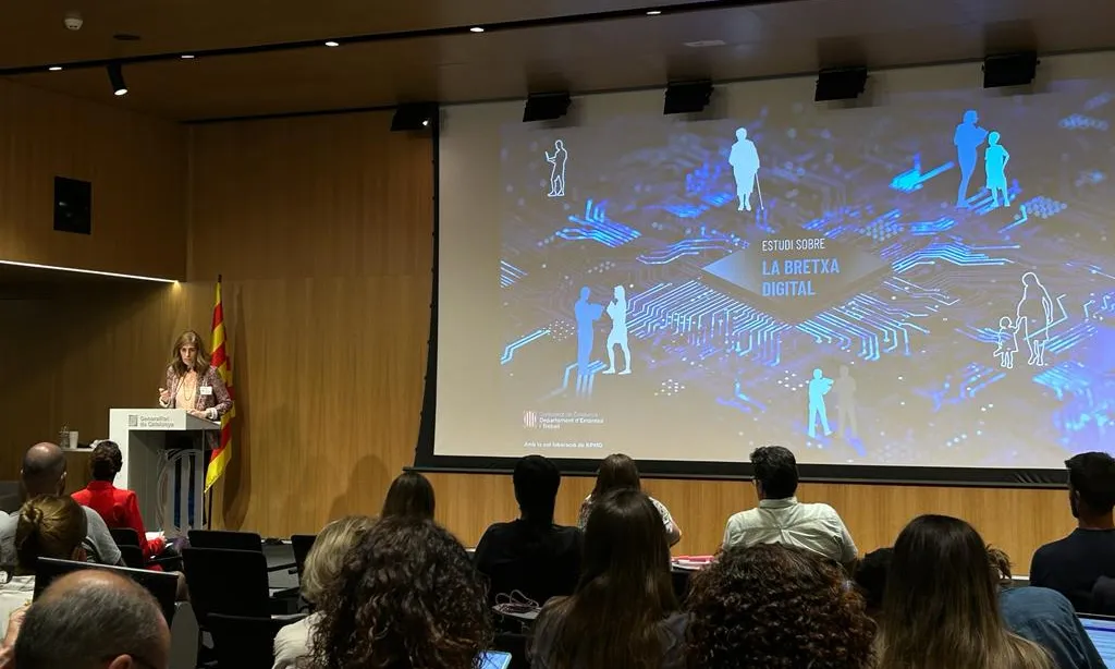 Marta Bricall, gerent de KPMG ASESORES, presentant l'estudi sobre la bretxa digital a Catalunya. Font: Colectic.