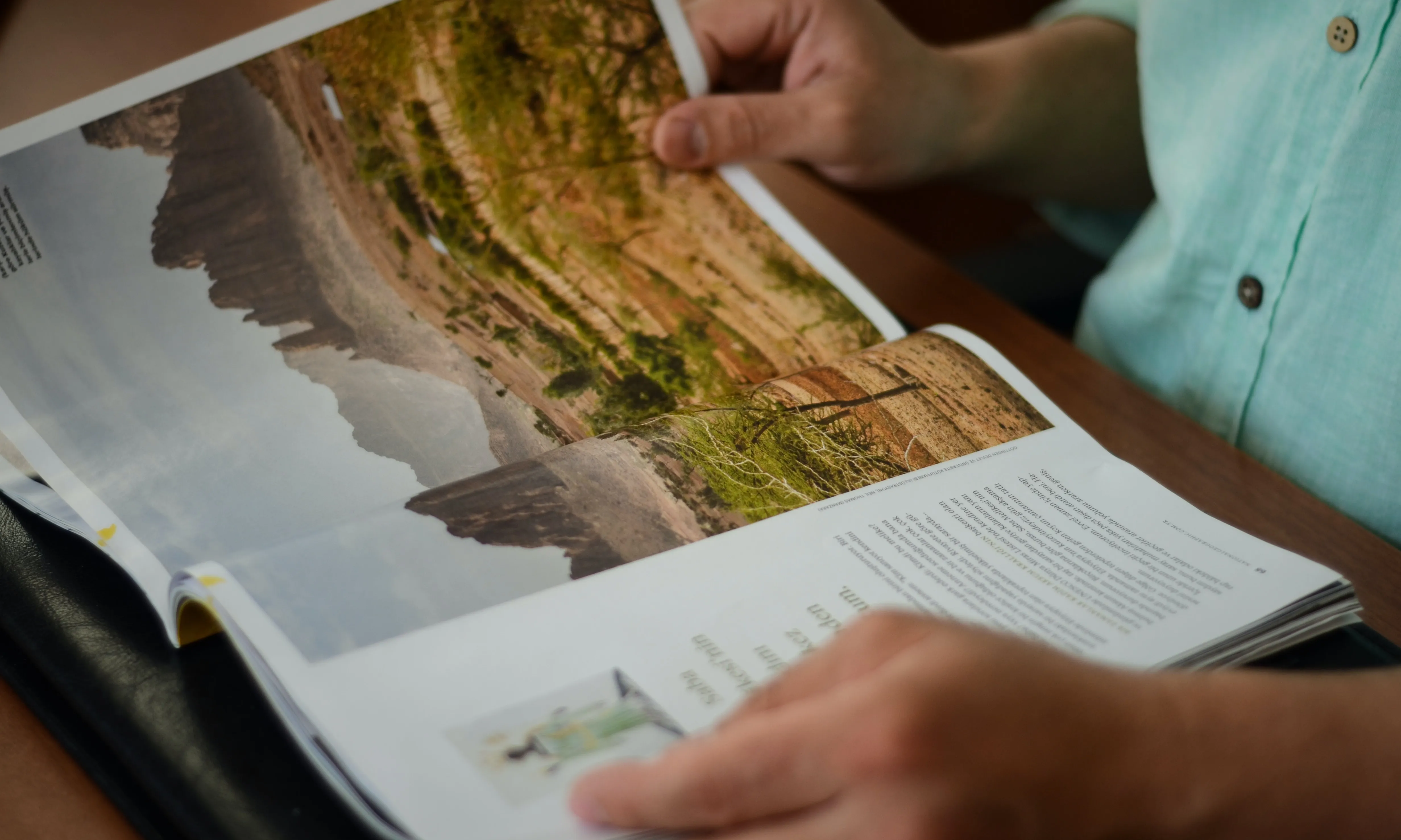Persona llegint una revista. Font: Pexels - Gül Işık