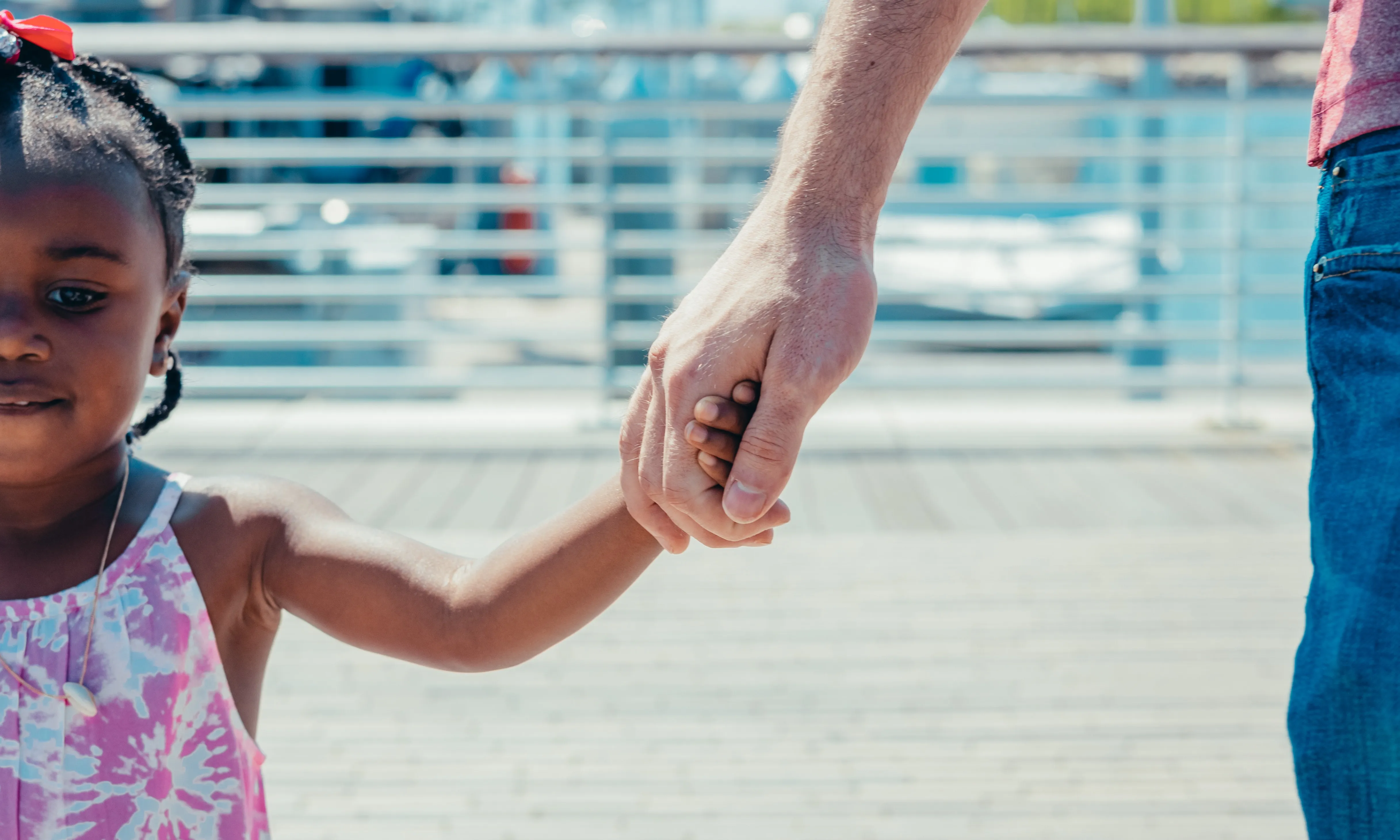 Un adult agafant la mà d'un infant. Font: Pexels - Kindel Media Un adult agafant la mà d'un infant. Font: Pexels - Kindel Media