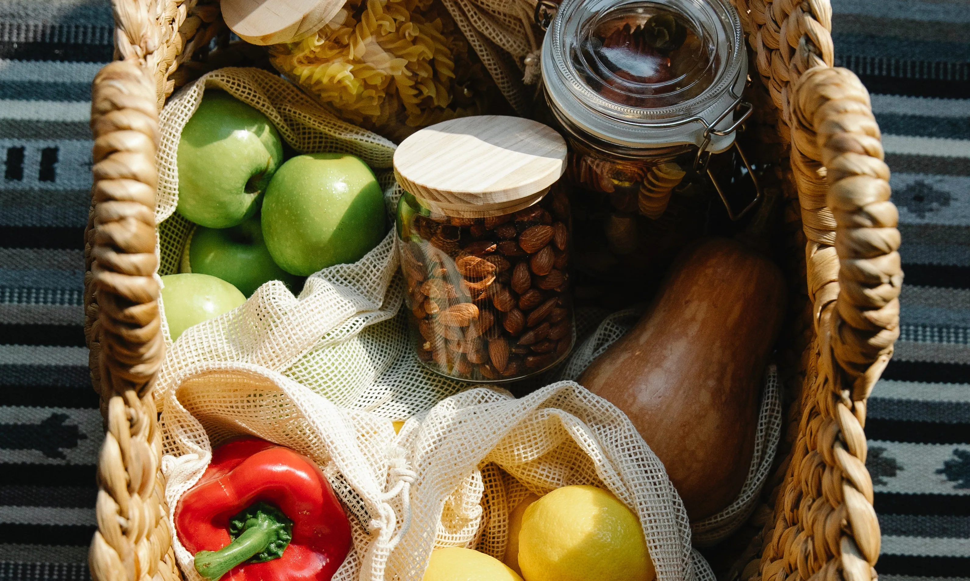Cistell amb diferents productes dins. Font: Sarah Chai