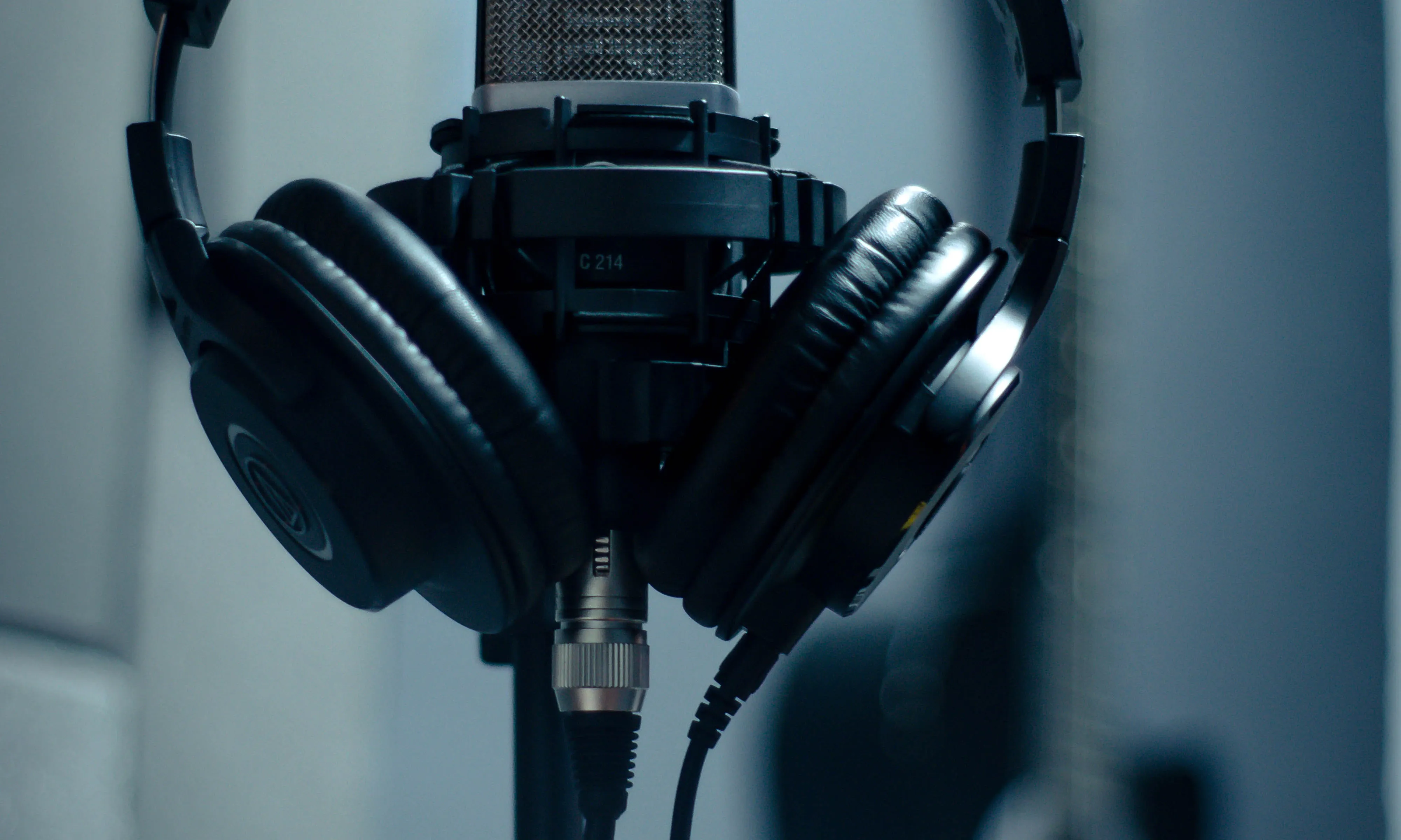 Micròfon i auriculars. Font: Pexels - Wallace Chuck Micròfon i auriculars. Font: Pexels - Wallace Chuck