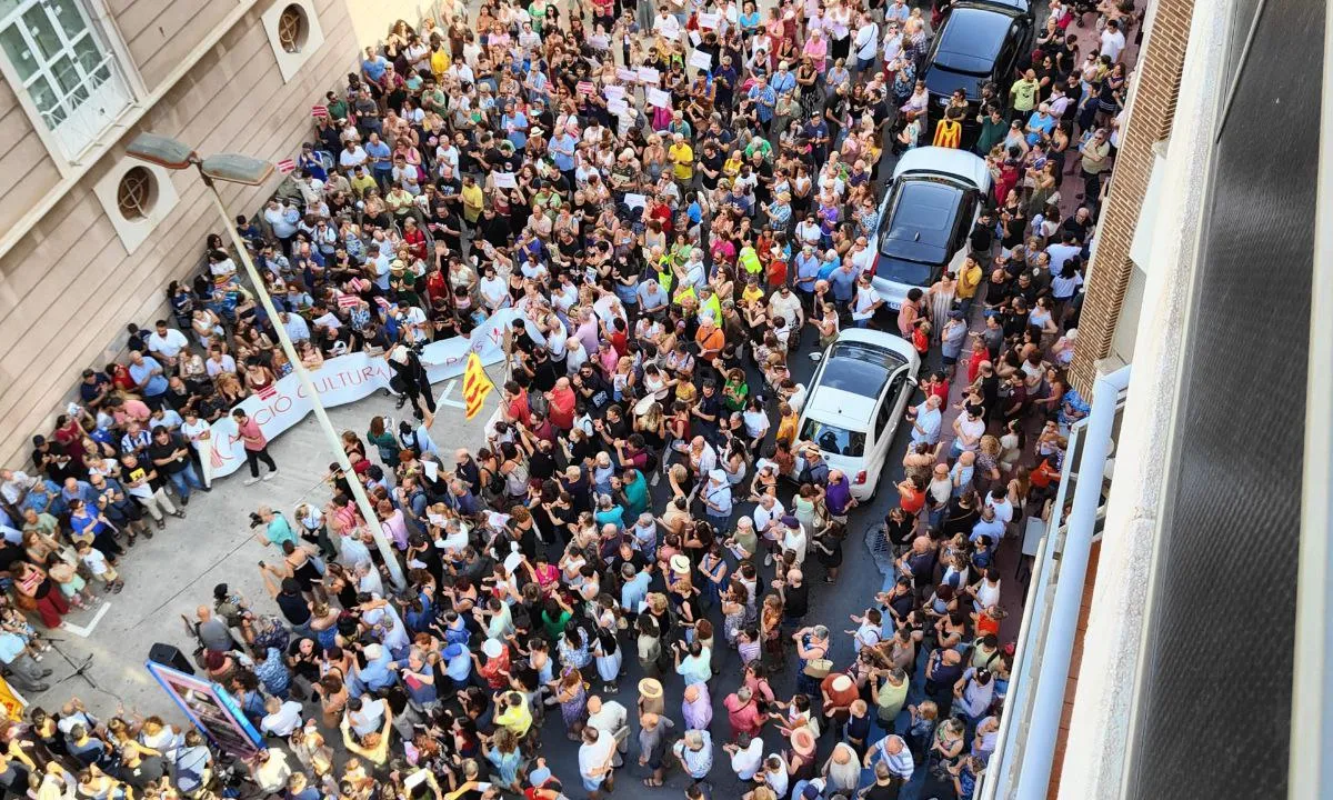 La resposta de la ciutadania està sent contundent, tant en la concentració com en la mobilització per subscriure's a les revistes afectades per la censura.