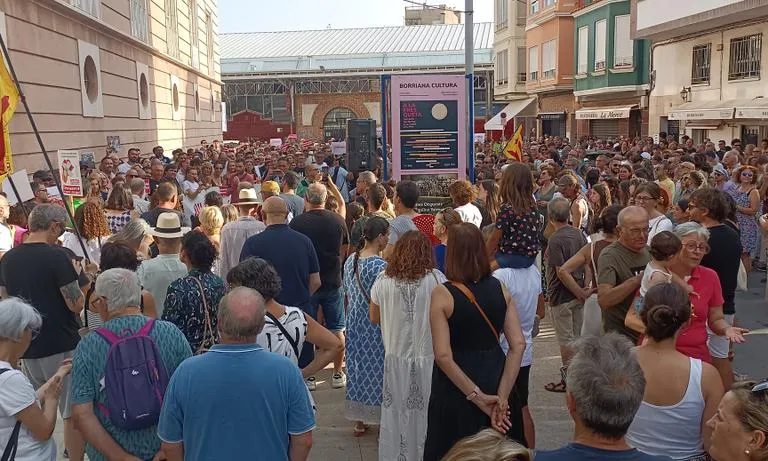 La concentració per protestar contra l'atac al català es va dur a terme al davant de la Biblioteca Municipal de Borriana.