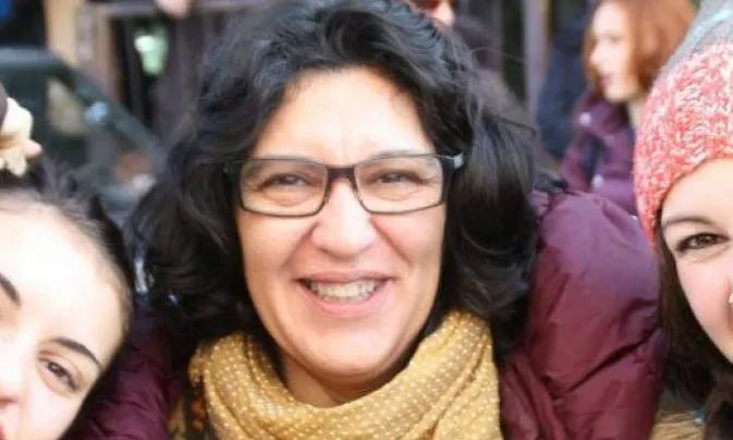 Iolanda Maurici en una fotografia publicada a Xarxanet quan va ser entrevistada com membre de la Unitat Contra el Feixisme i el Racisme (UCFR).