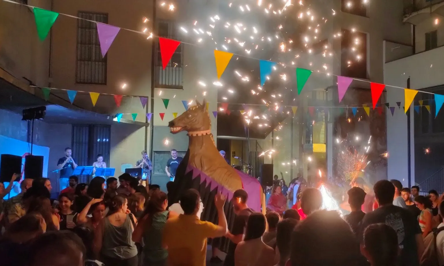 La Mulassa de Terrassa va fer una aparició sorpresa durant la Festa Major 2023 del municipi.