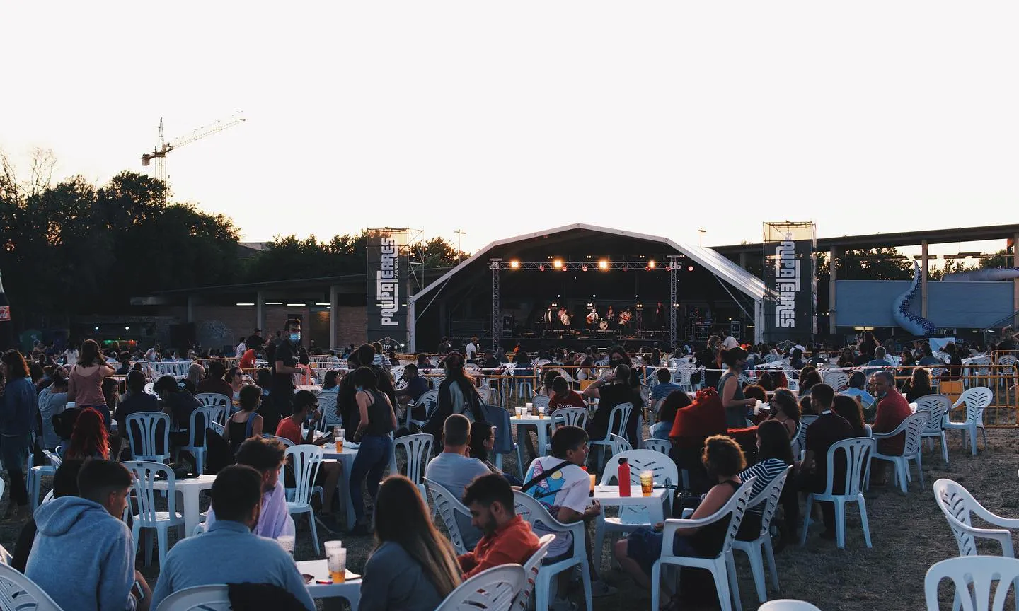 Des de l'Associació Paupaterres, organitzadora del festival, consideren el Paupaterres un espai per a bandes referents, però també emergents.