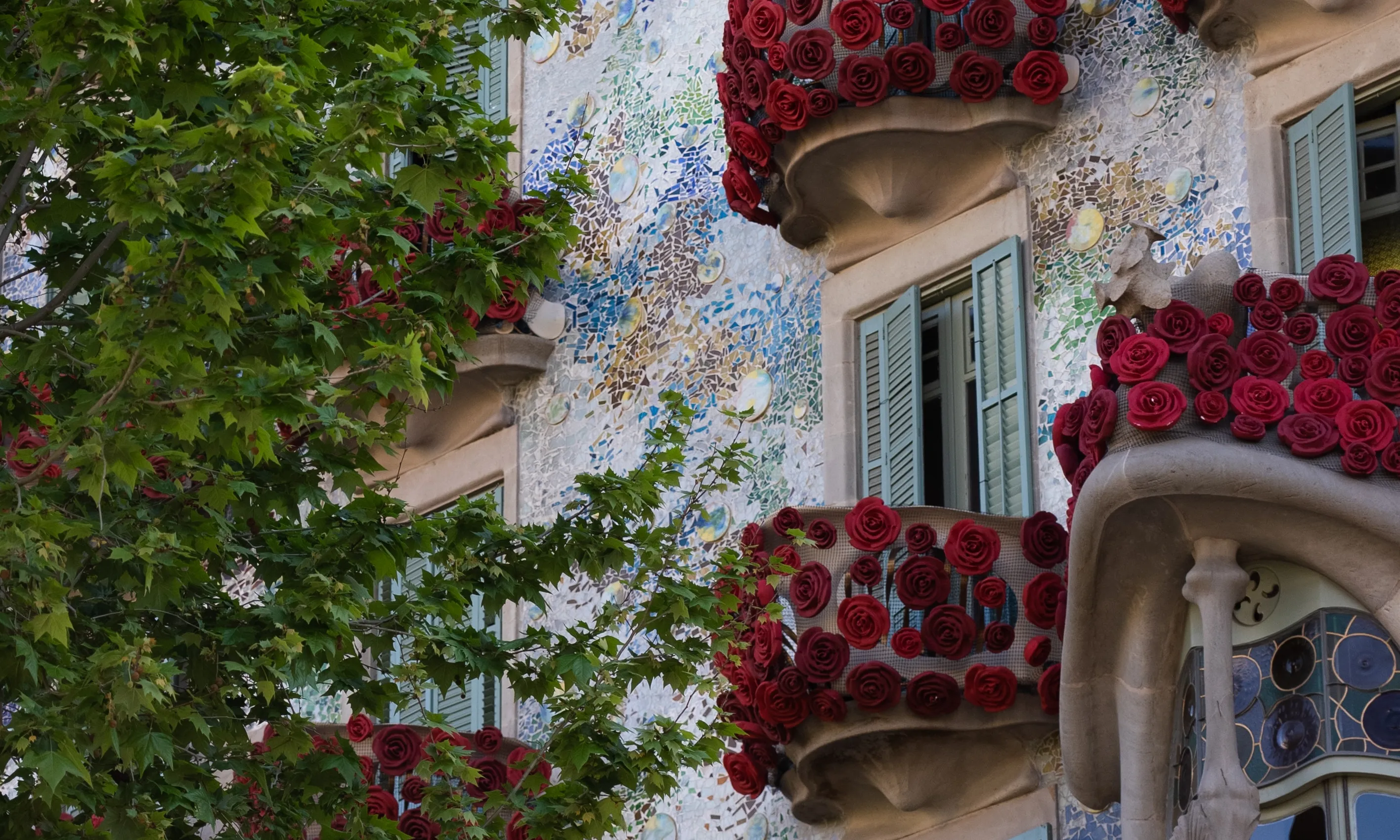 Casa Batlló per Sant Jordi. Font: Pexels - Dario Fernandez Ruz