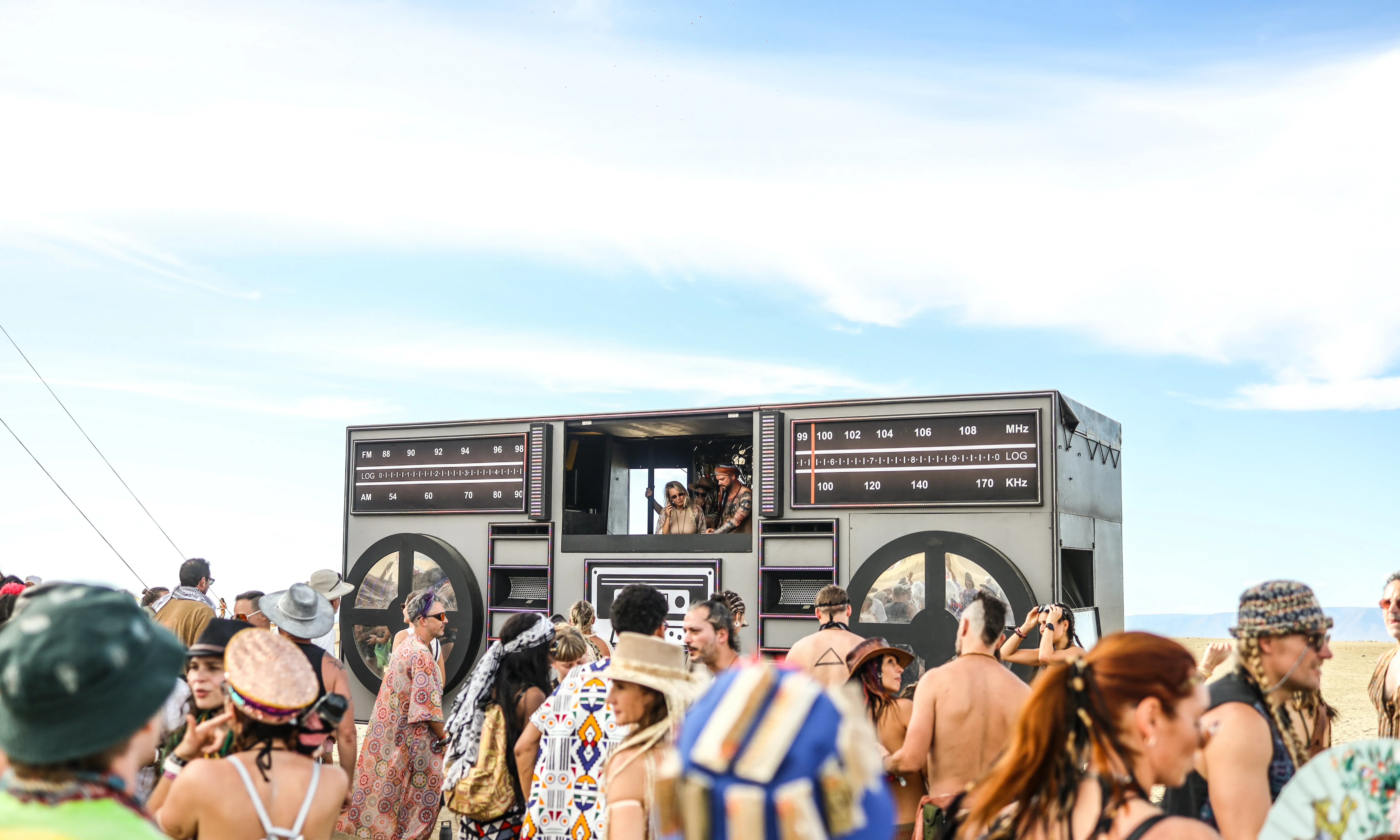 Gent escoltant un DJ. Font: Pexels - Ritesh Mitha