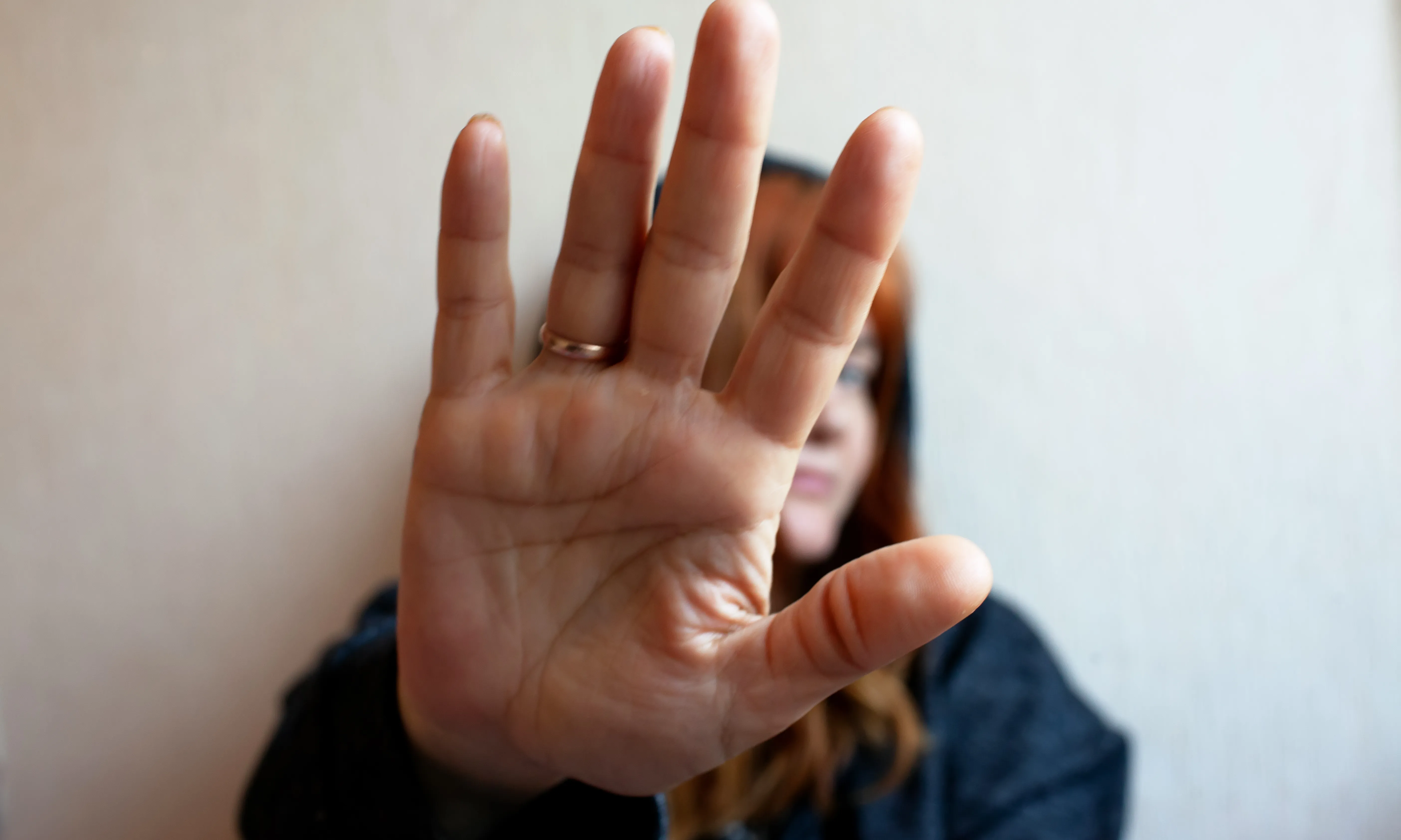 Alguns dels consells que proposen és no revictimitzar l'agredida, posar el focus en l'agressor i no en la substància i destacar el problema estructural.