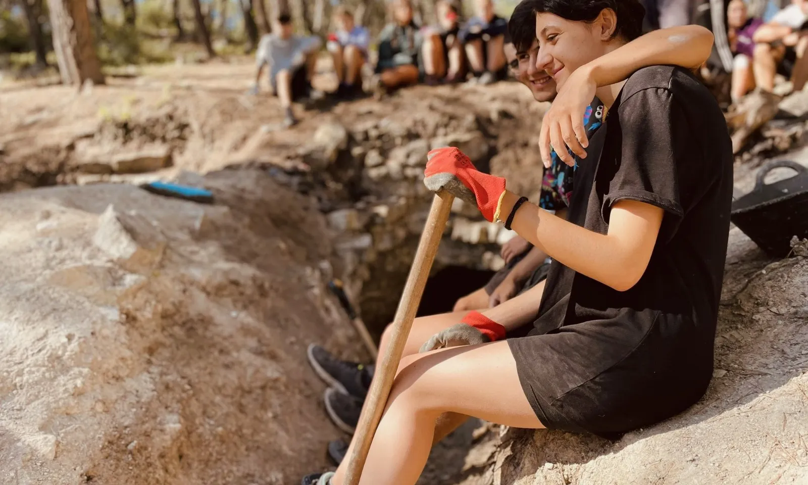 Els camps de treball són estades per a adolescents de catorze a disset anys, on es fan accions per la comunitat, tenint en compte les necessitats de la zona.