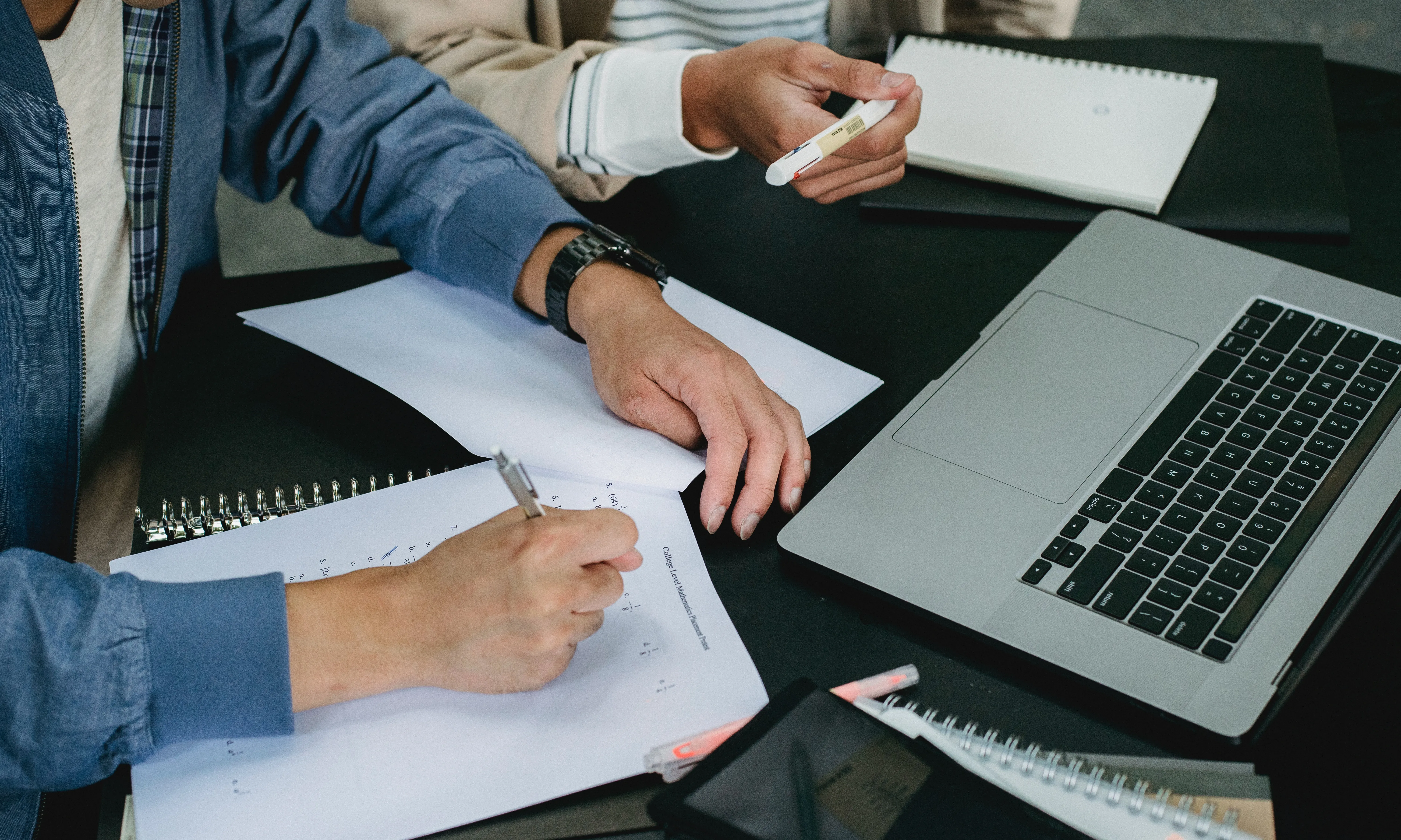 Gent treballant amb documents i un ordinador. Font: Pexels - Armin Rimoldi