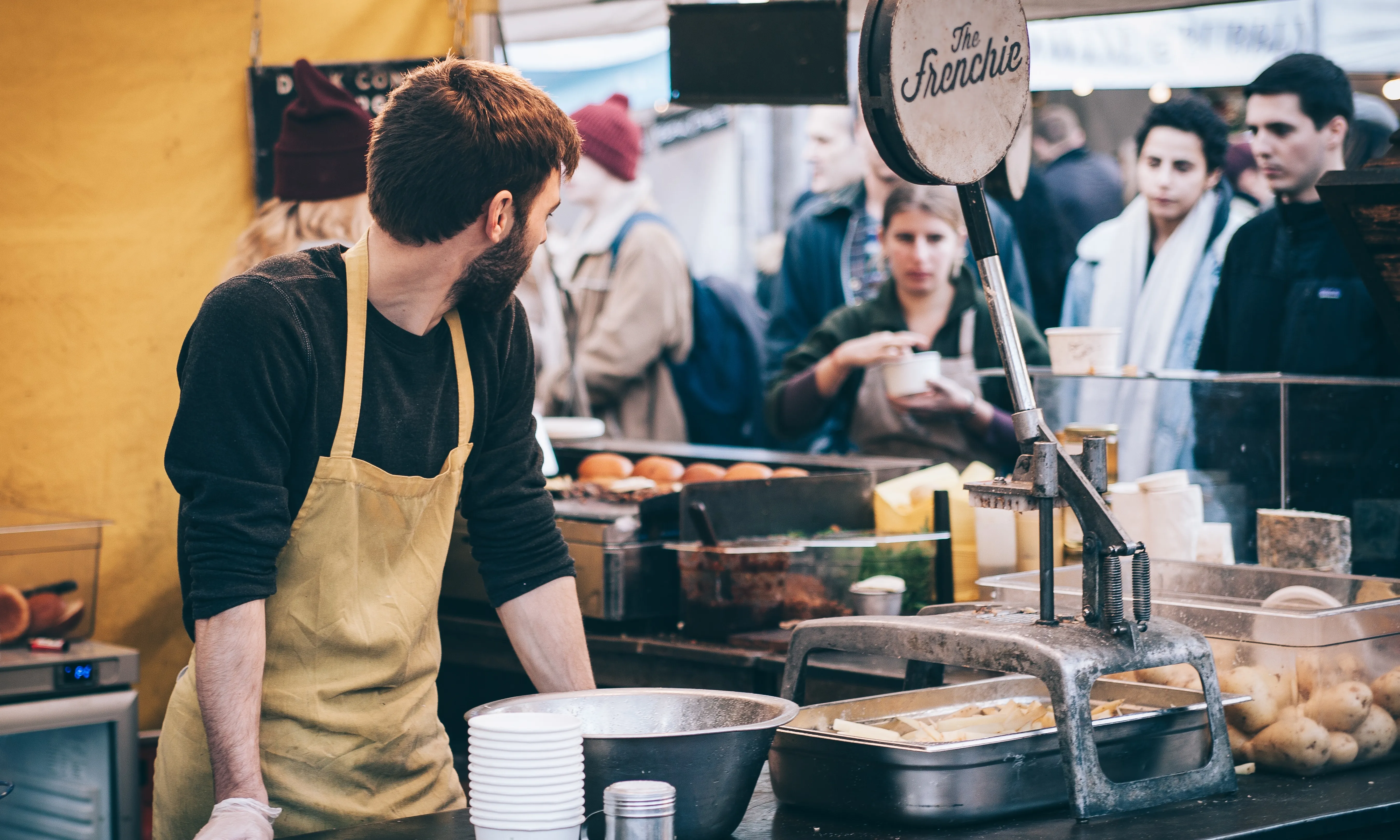 Persona jove en una parada de mercat. Font: Pexels - Clem Onojeghuo