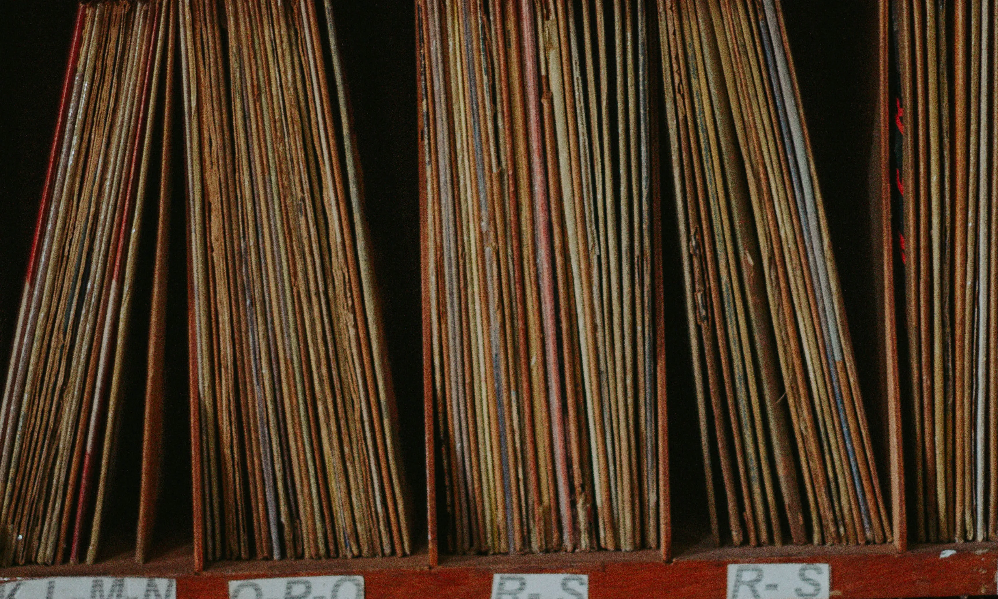 Documents ordenats alfabèticament. Font: Pexels - Nátalie Rodrigues