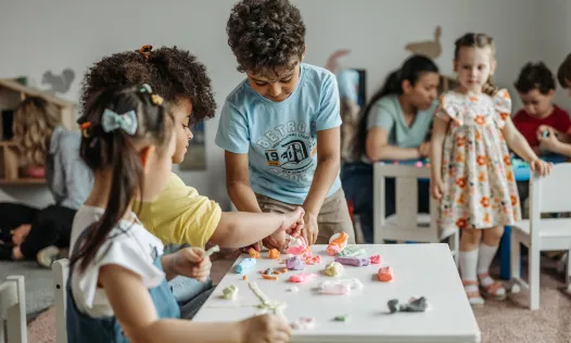 La pau amb els infants es pot treballar a partir d'accions quotidianes.