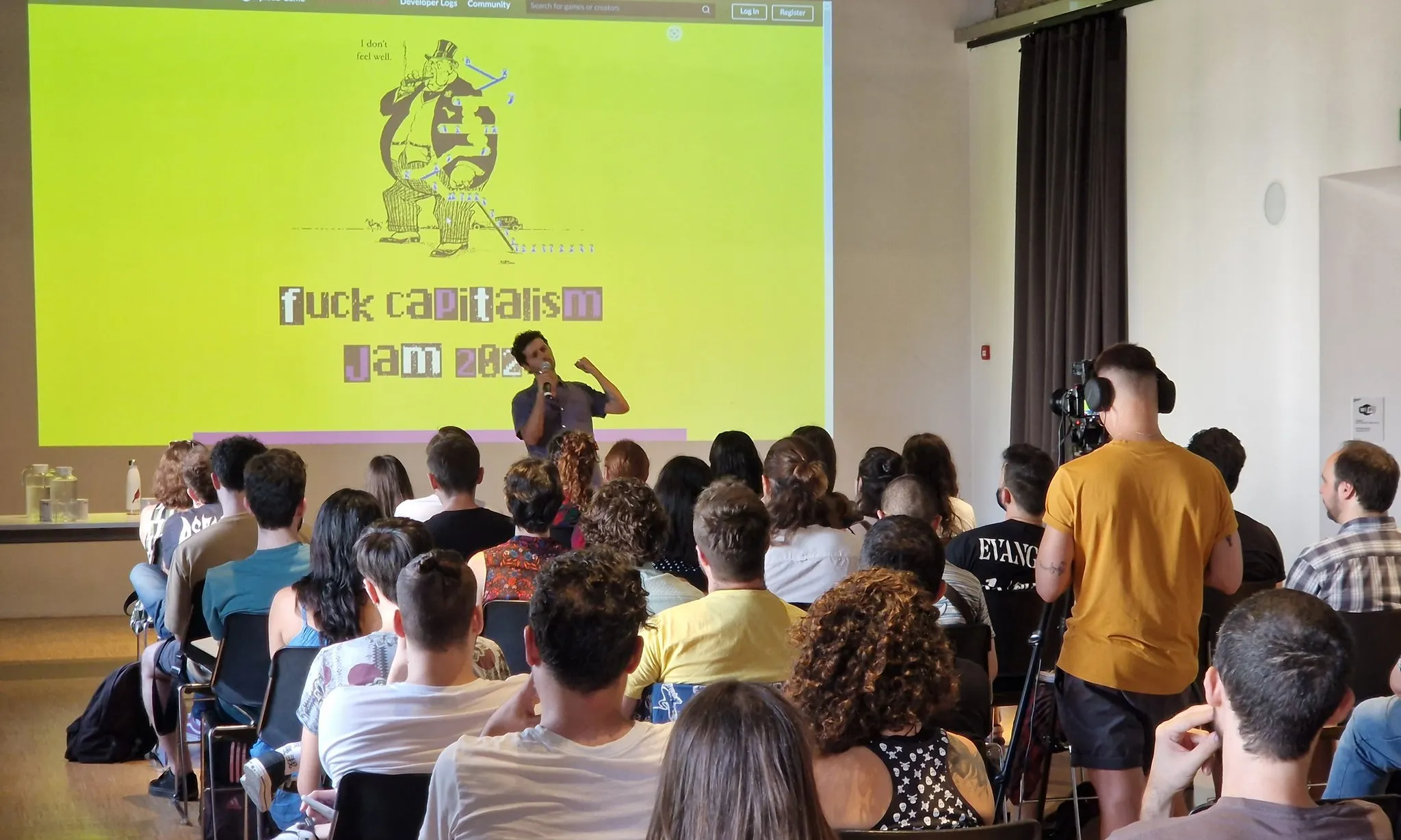 Luca Carrubba durant l’esdeveniment ‘Resistència Videolúdica’ al Museu Santa Mònica de Barcelona el juliol de 2023. 