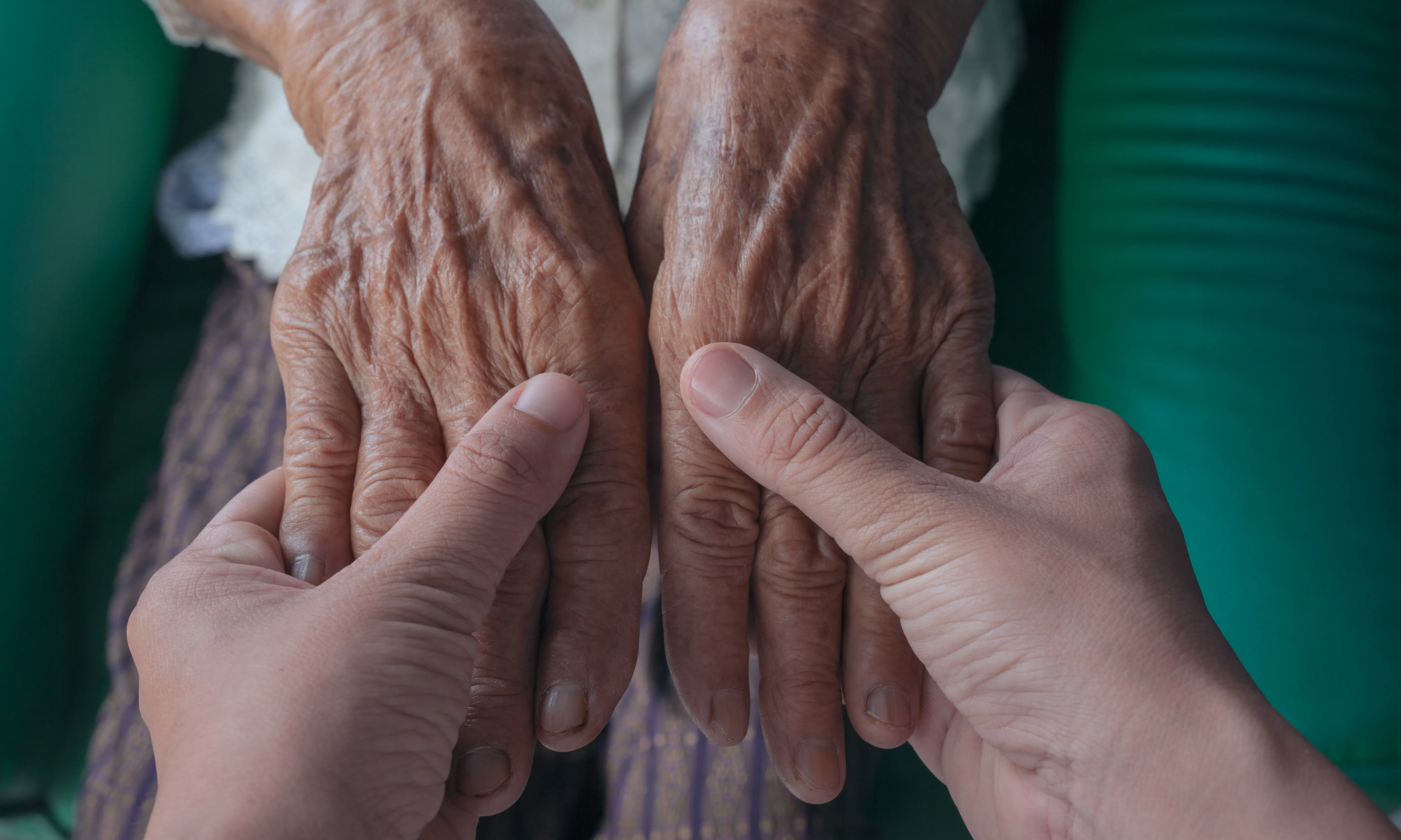La solitud no desitjada, la melancolia d'estar lluny del seu país o el sentiment d'ignorància. Alguns dels obstacles als que han de fer front les persones grans migrades.