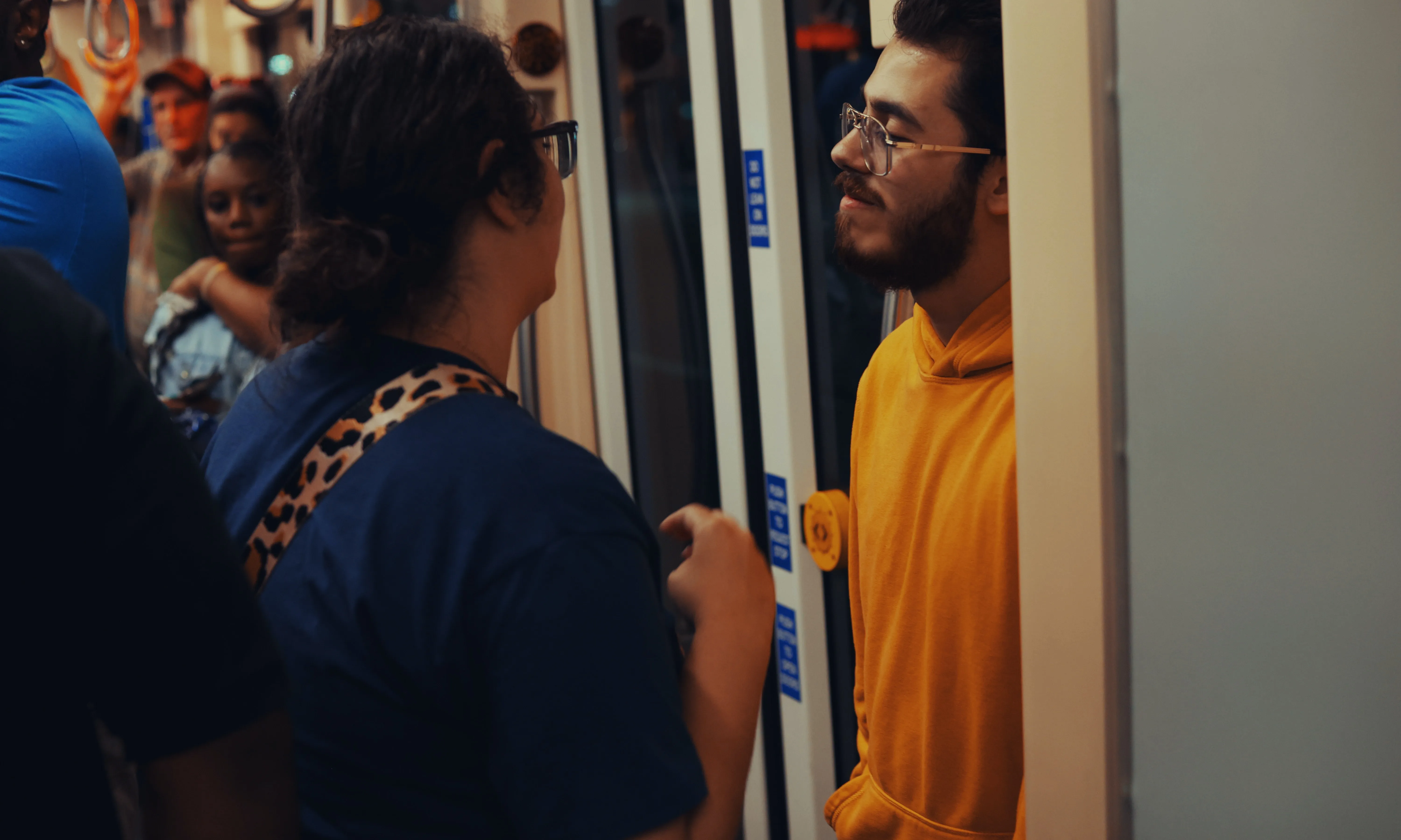 Persones dins del metro. Font: Pexels - Joseph Frimpong
