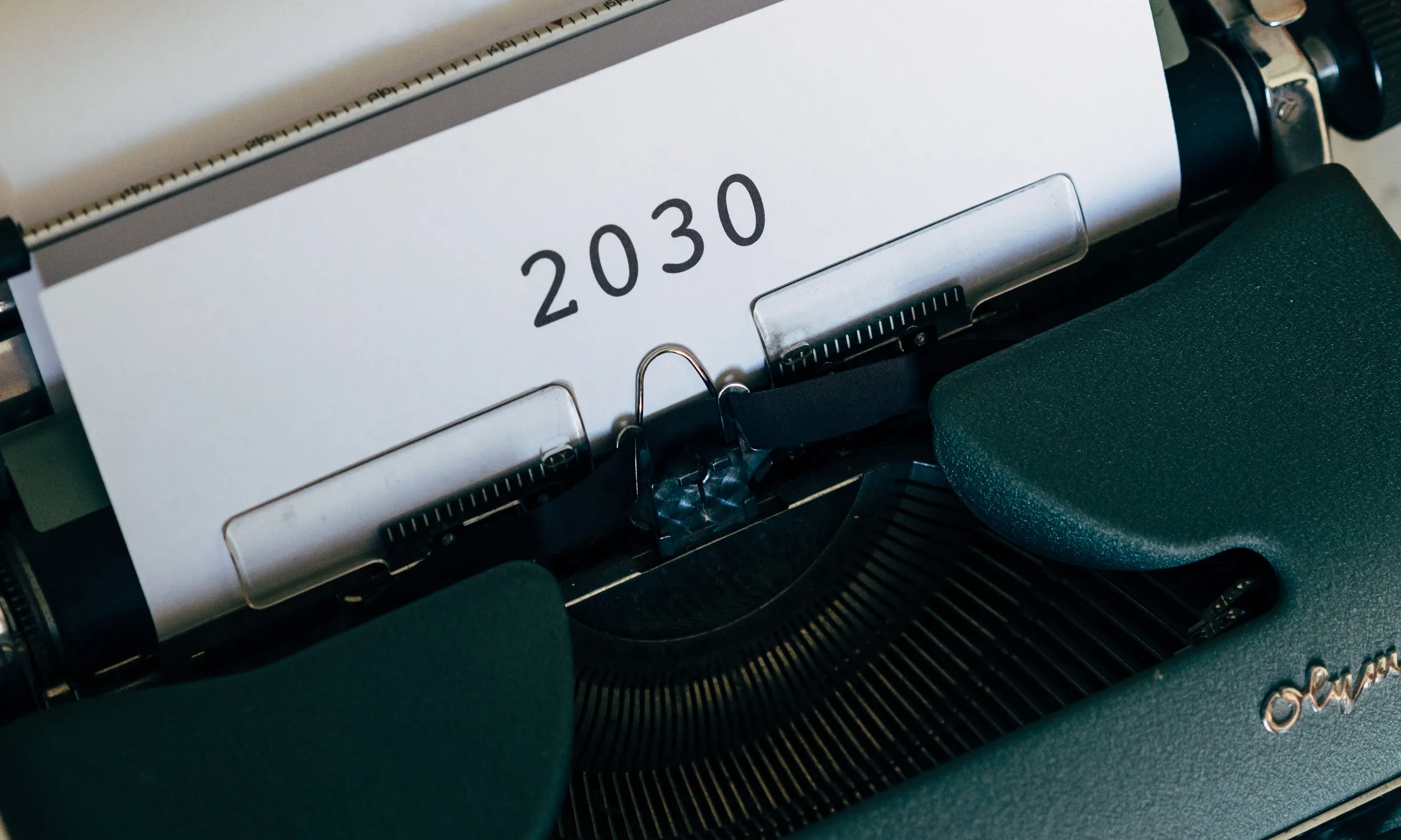 Màquina d'escriure amb un full on posa 2030. Font: Pexels - Markus Winkler