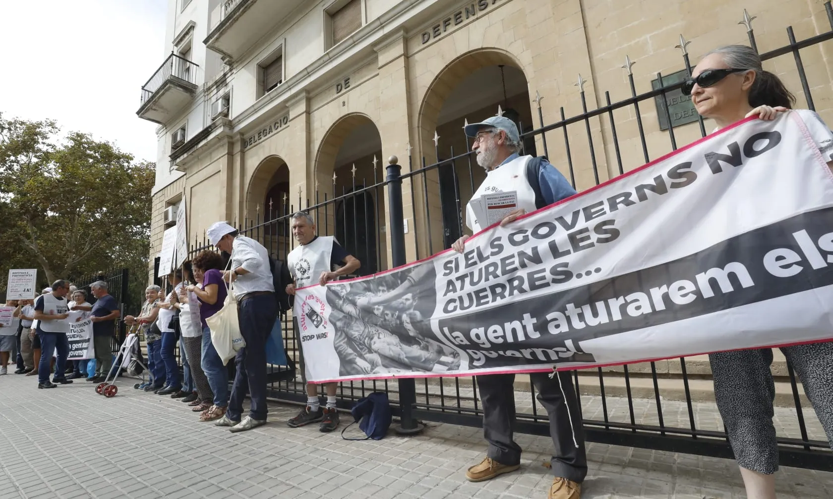 La plataforma es manifesta tots els dijous davant la Delegació de Defensa per demanar resposta a les propostes de la seva iniciativa de pau per acabar amb els conflictes armats.