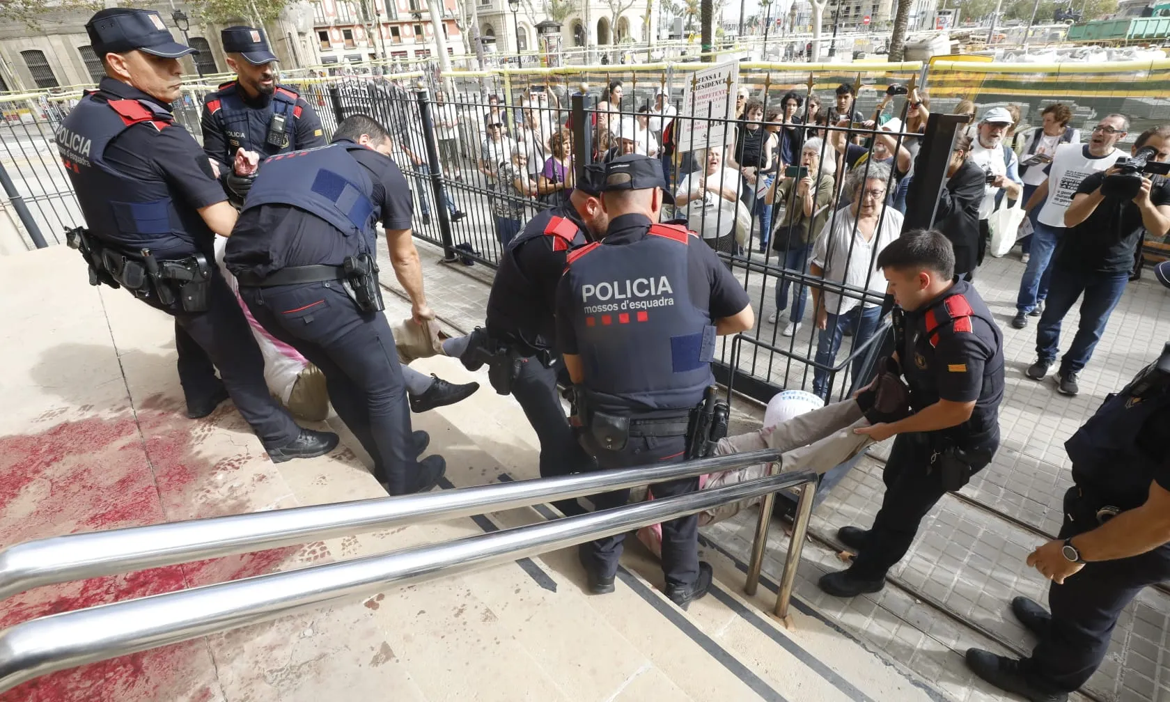 Els Mossos d'Esquadra han desallotjat els activistes de la plataforma.