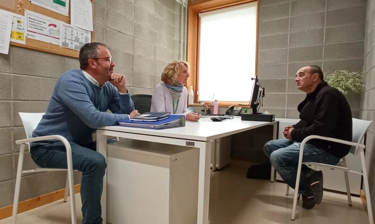 Jordi Plans (esquerra) al projecte Oficina Tècnica Laboral, un dels serveis de l'àrea d'Inserció Laboral d'Osonament. Font: Osonament.