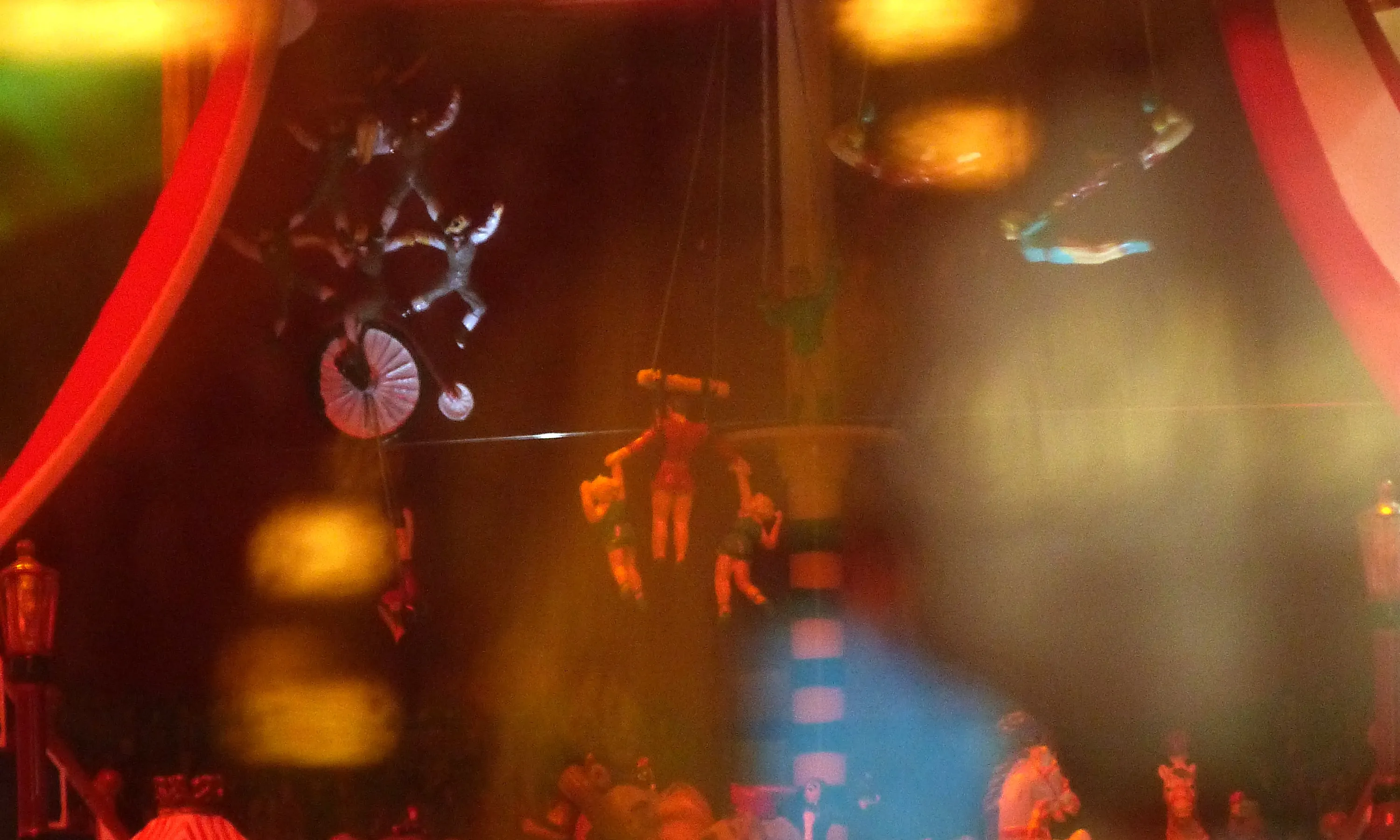Carpa de circ amb espectacle. Font: Pexels - Otavio