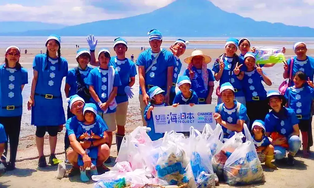 El ‘Blue Santa’ va començar a caminar el 2016 al Japó i, d’aleshores ençà, ha captivat més de 40.000 persones.