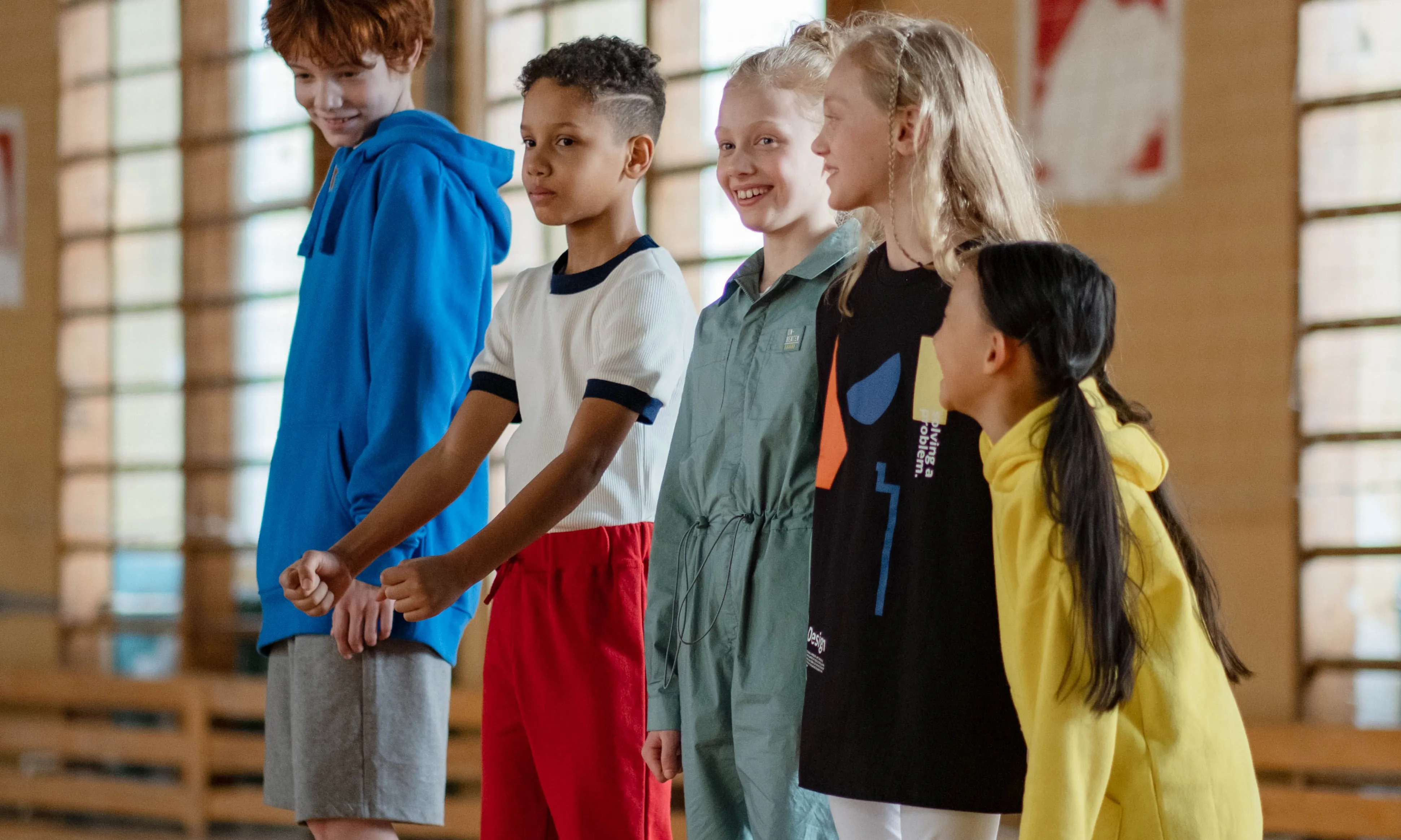 Nens en un gimnàs amb roba esportiva. Font: Pexels - cottonbro studio