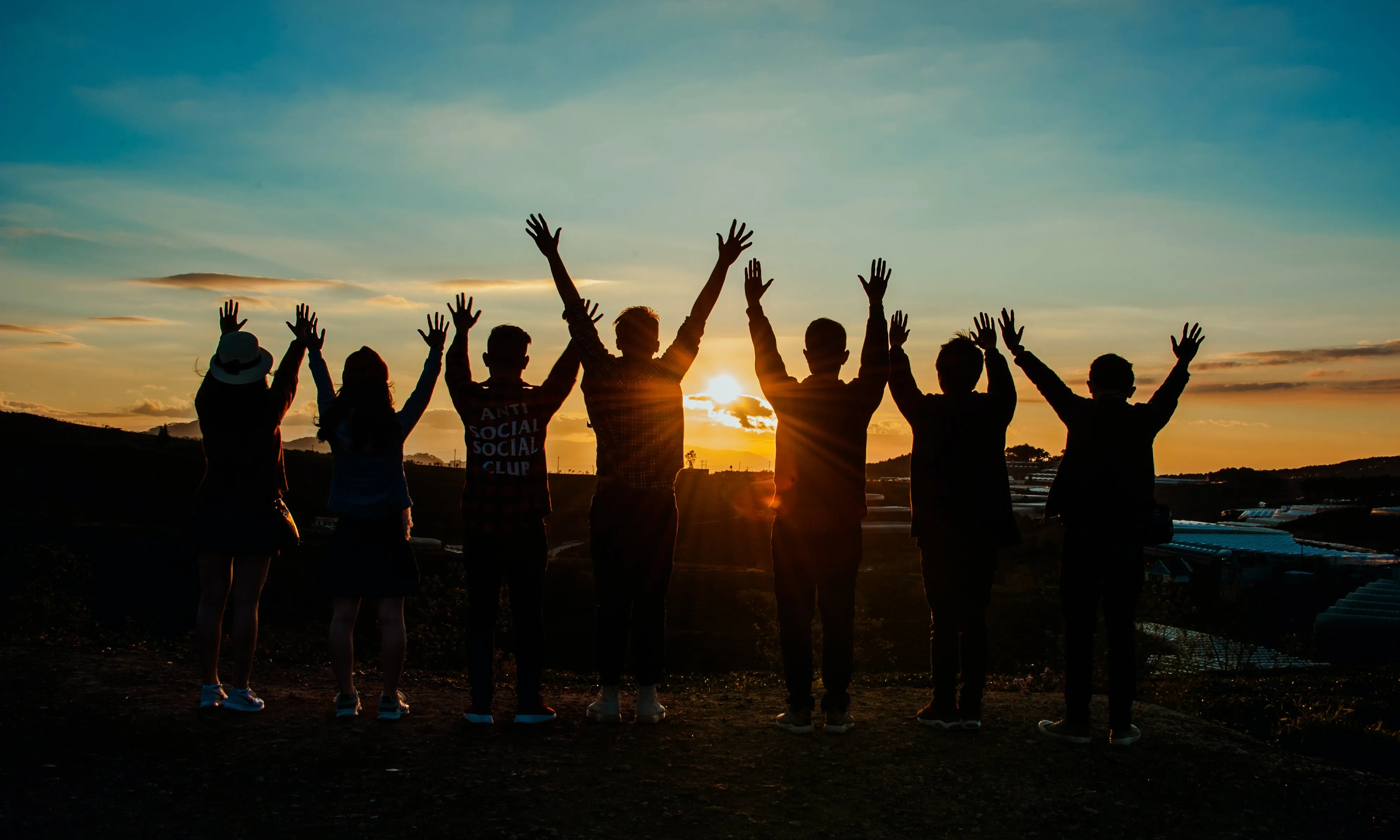 Persones amb mans alçades mirant el sol. Font: Pexels - Min An Persones amb mans alçades mirant el sol. Font: Pexels - Min An