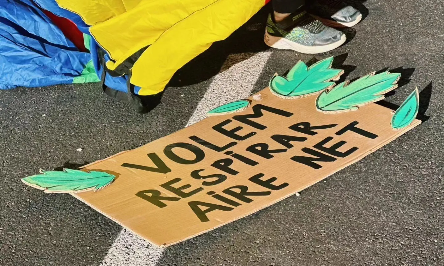 L’entitat reclama que les restriccions a la circulació s’apliquin també a les zones comercials de cada barri de la ciutat.