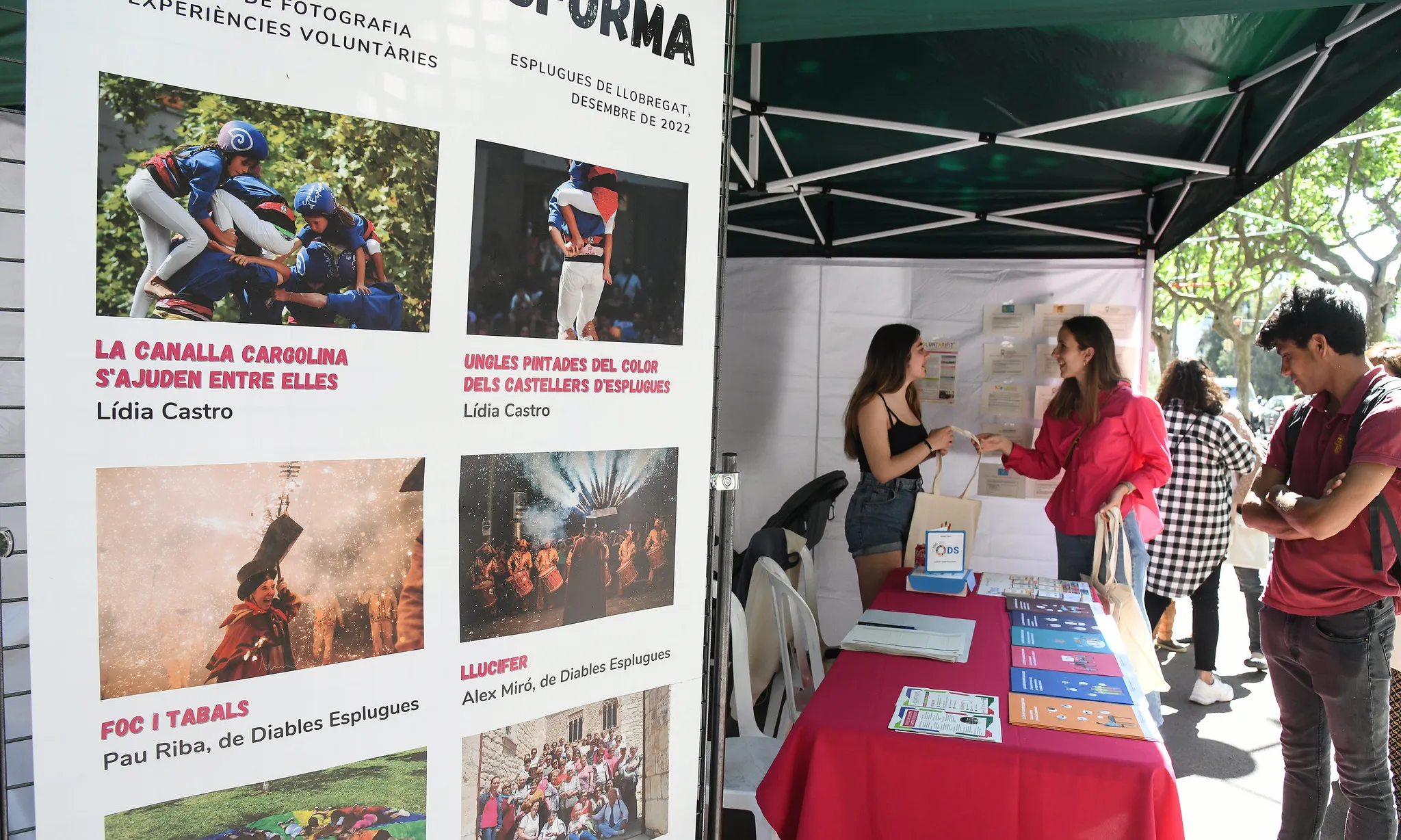 El Punt de voluntariat d'Esplugues de Llobregat participa en diversos actes per donar a conèixer la seva tasca al veïnat del municipi.