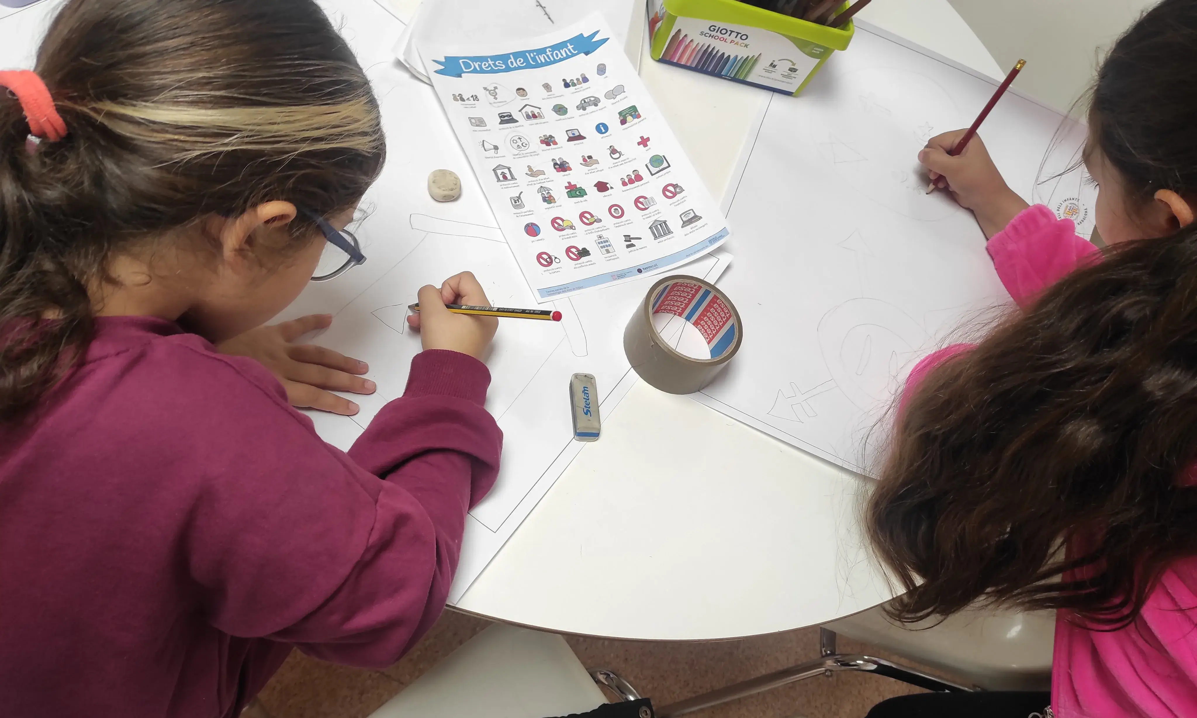 Dues nenes en una activitat de la Fundació Salut Alta, que fa vint anys que està en marxa a Badalona.