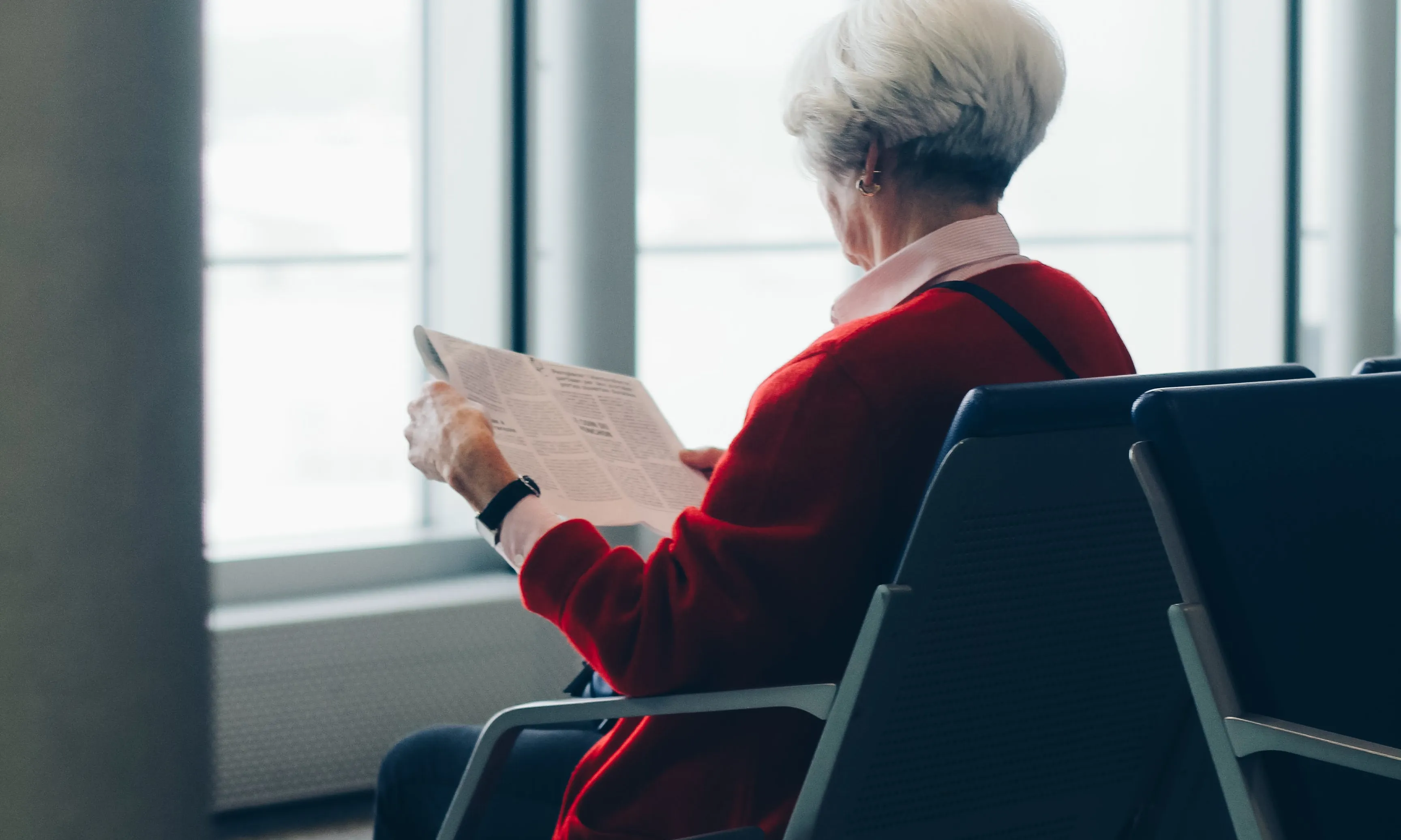Persona gran en una sala d'espera. Font: Pexels - Martin Péchy
