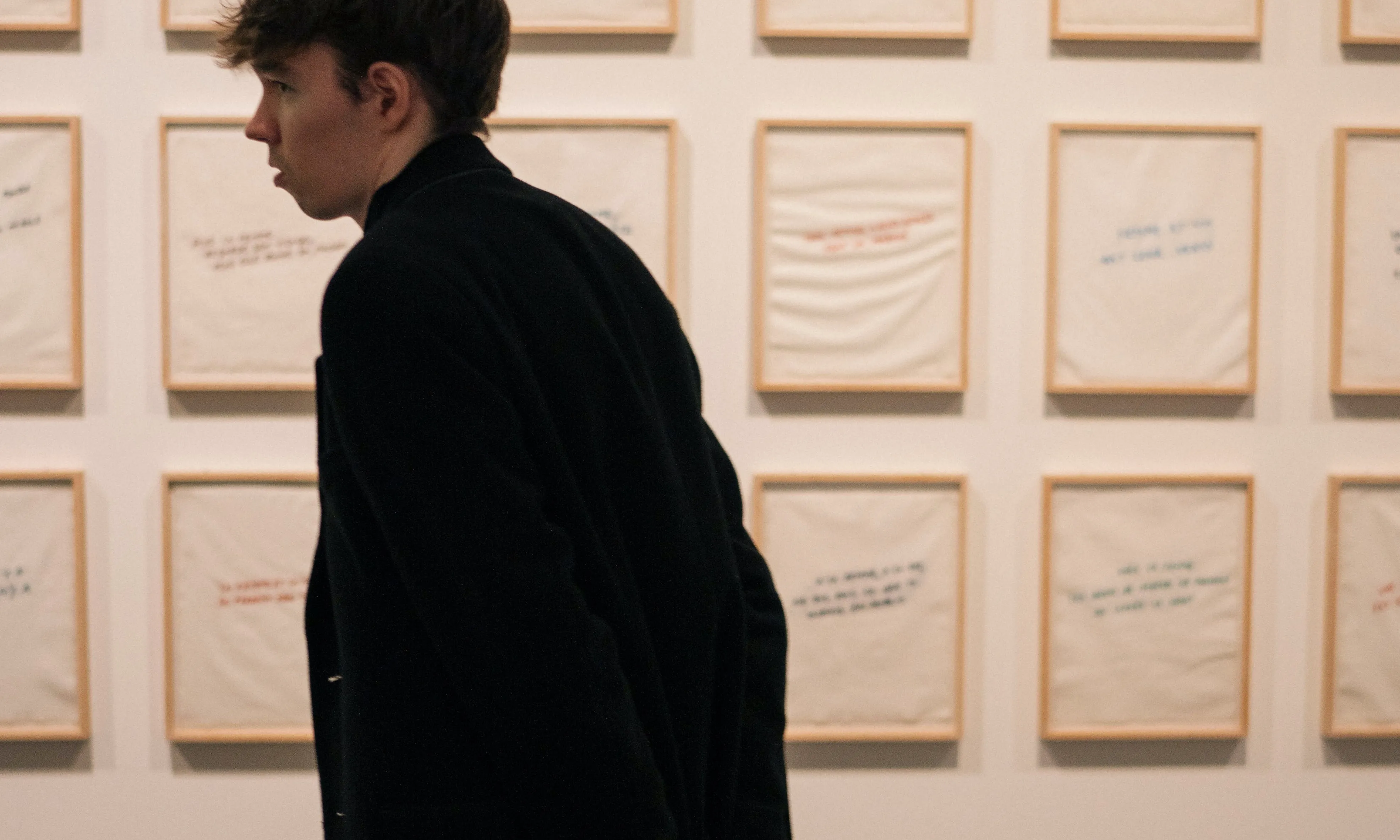 Noi mirant una exposició. Font: Pexels - Sami Abdullah Noi mirant una exposició. Font: Pexels - Sami Abdullah