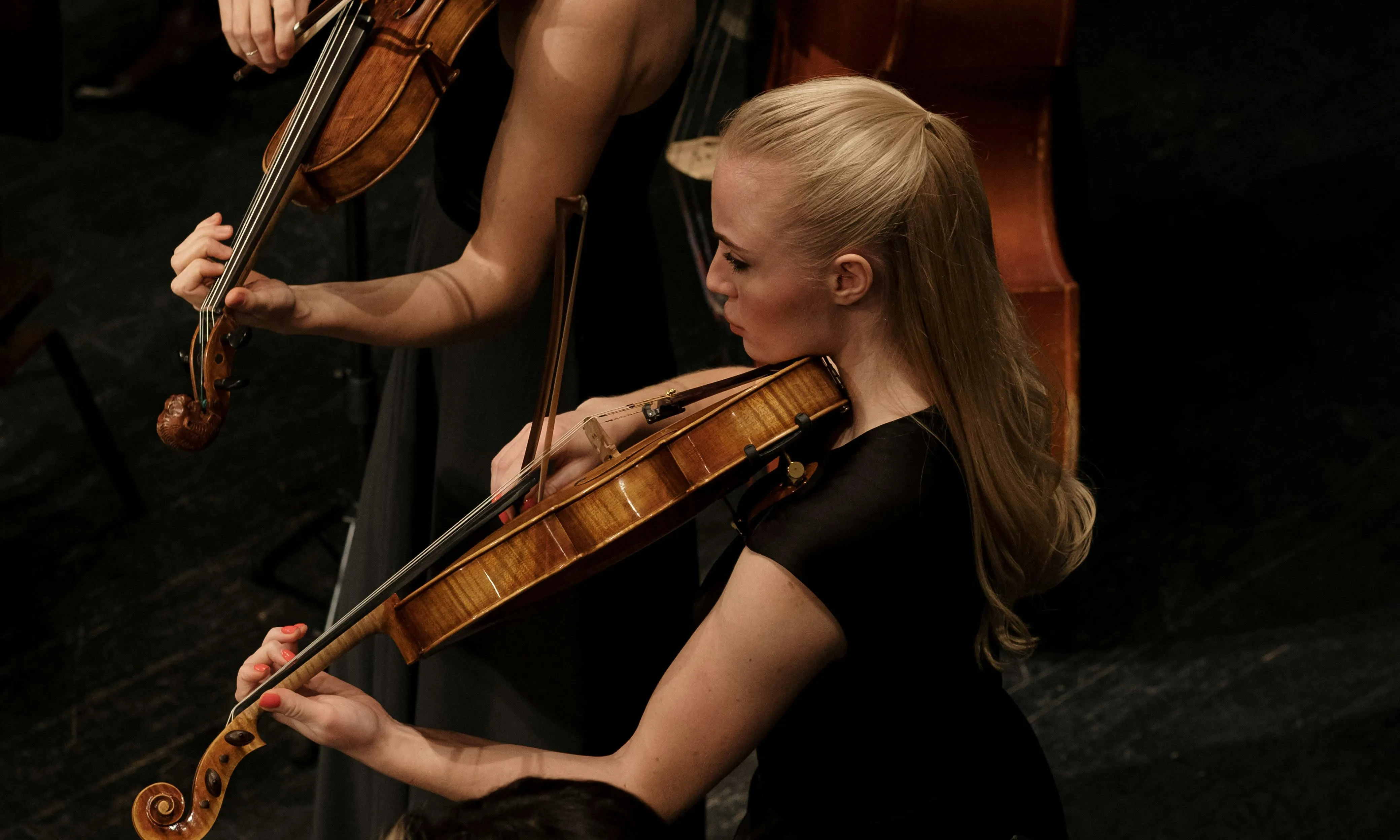 Noies tocant en una orquestra. Font: Pexels - Cottombro Studio