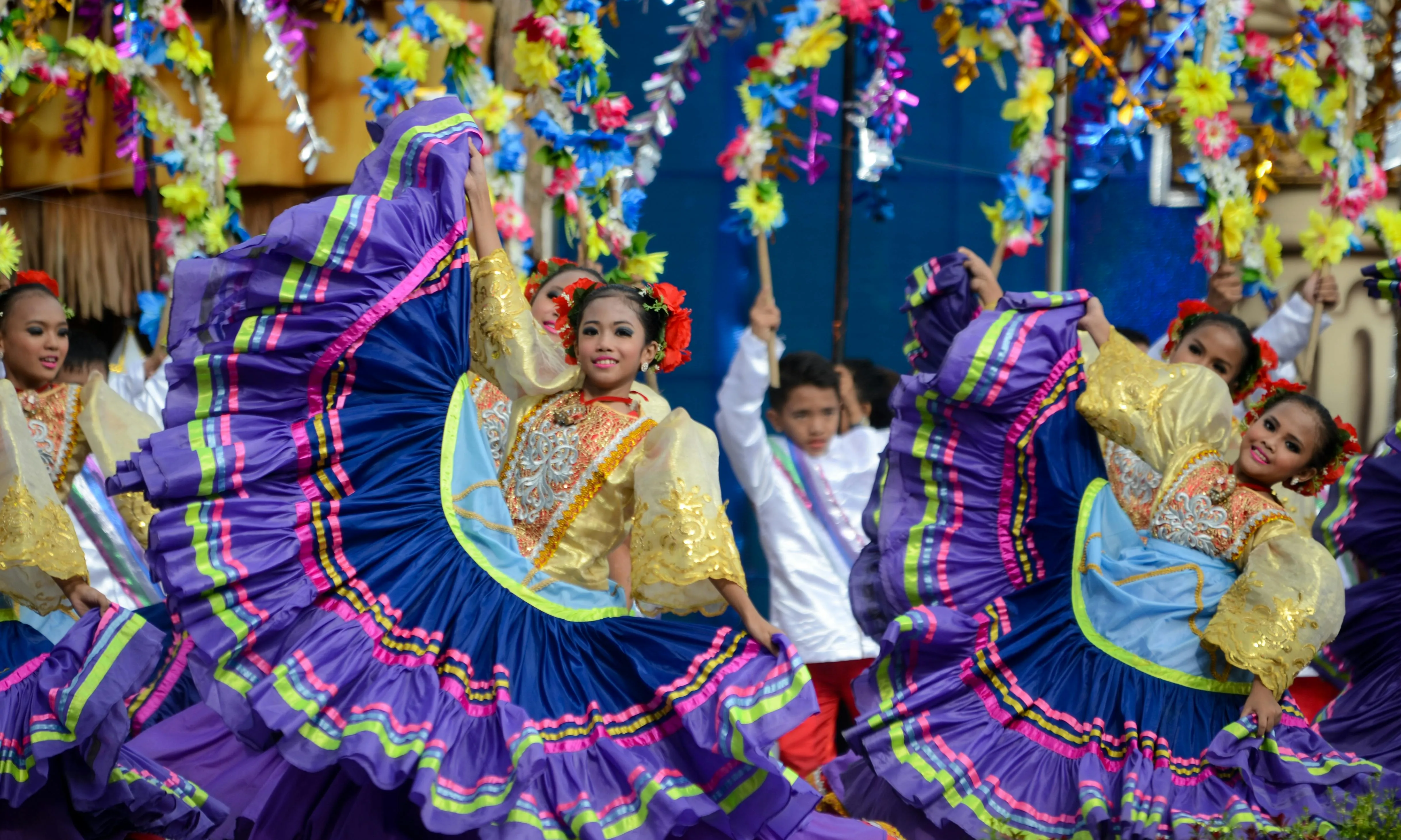 Noies ballant danses tradicionals. Font: Pexels - Jeremiah Odejerte