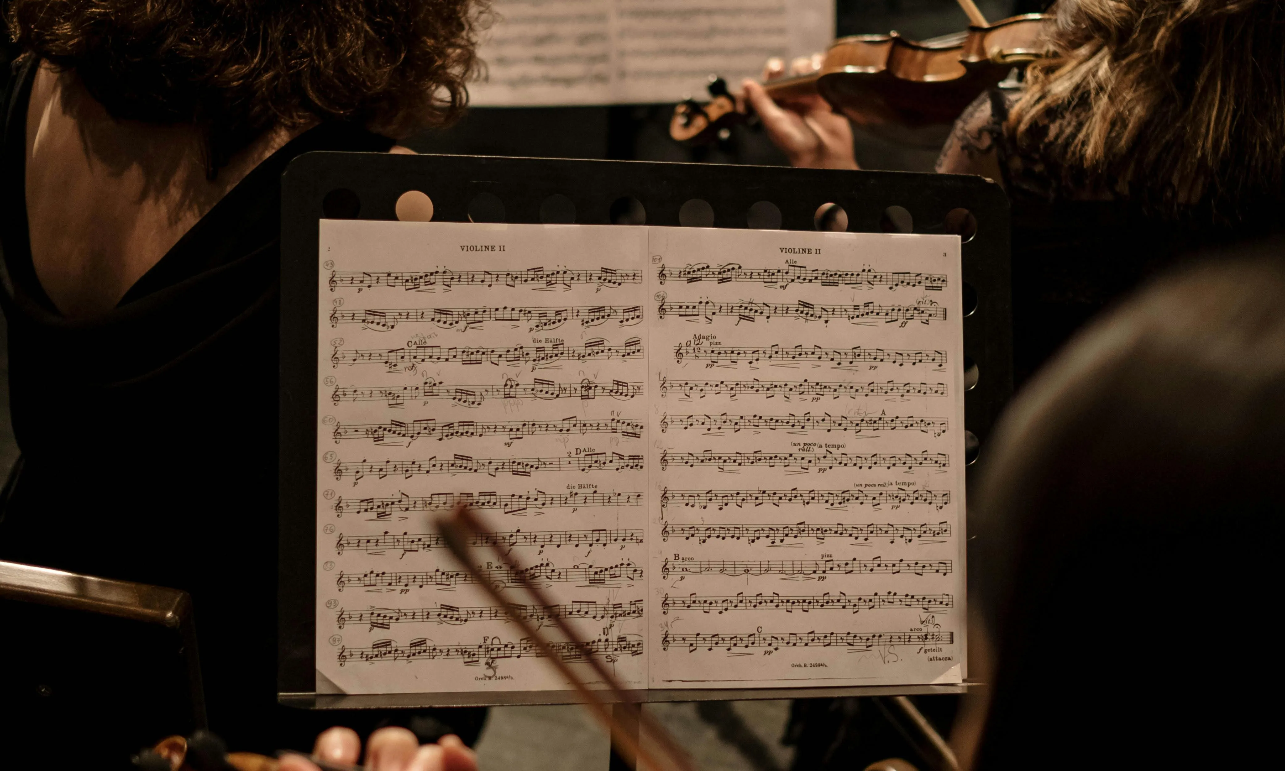 Orquesta tocant. Font: Pexels -cottonbro studio Orquesta tocant. Font: Pexels -cottonbro studio