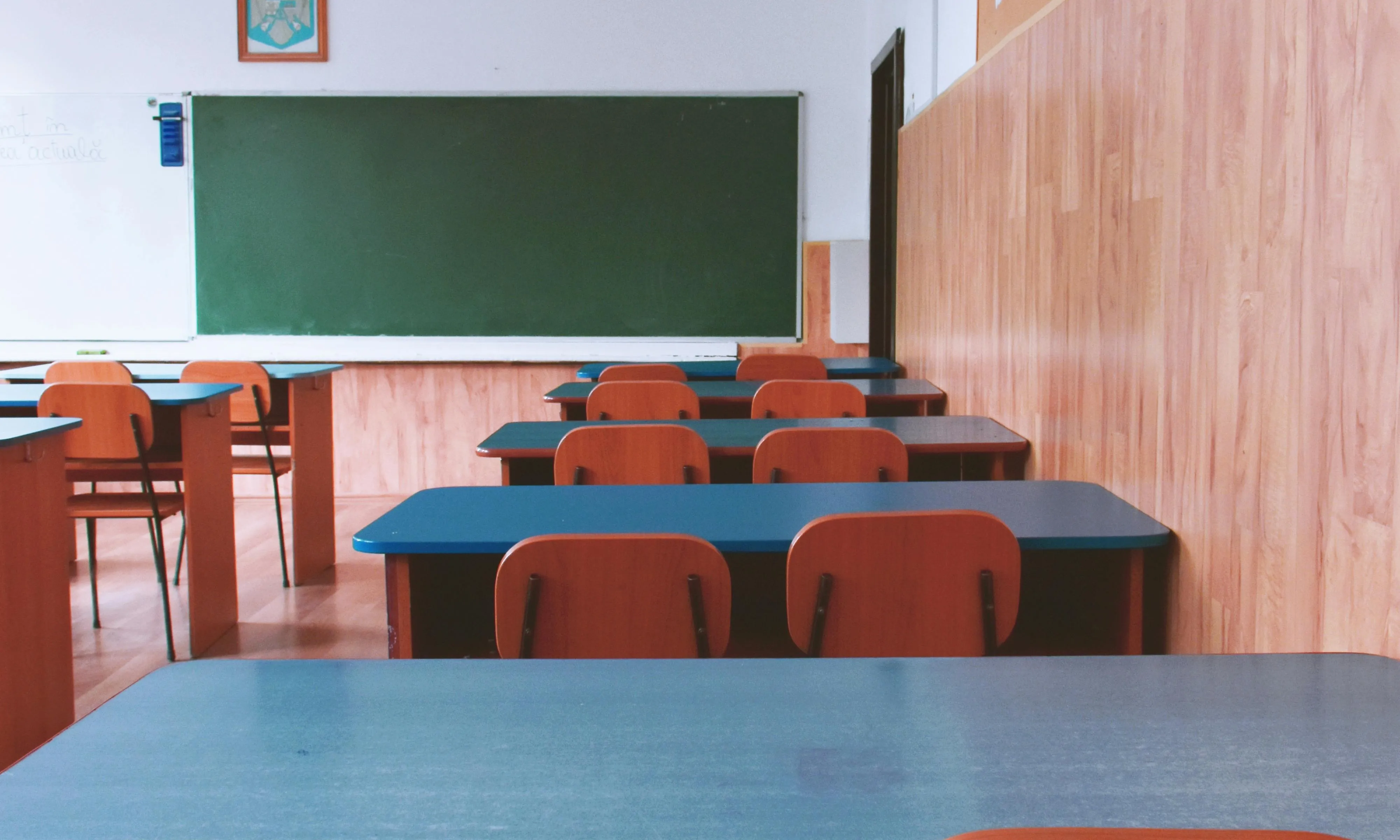 Aula d'escola amb pissarra al fons. Font: Pexels - Dids . Aula d'escola amb pissarra al fons. Font: Pexels - Dids .