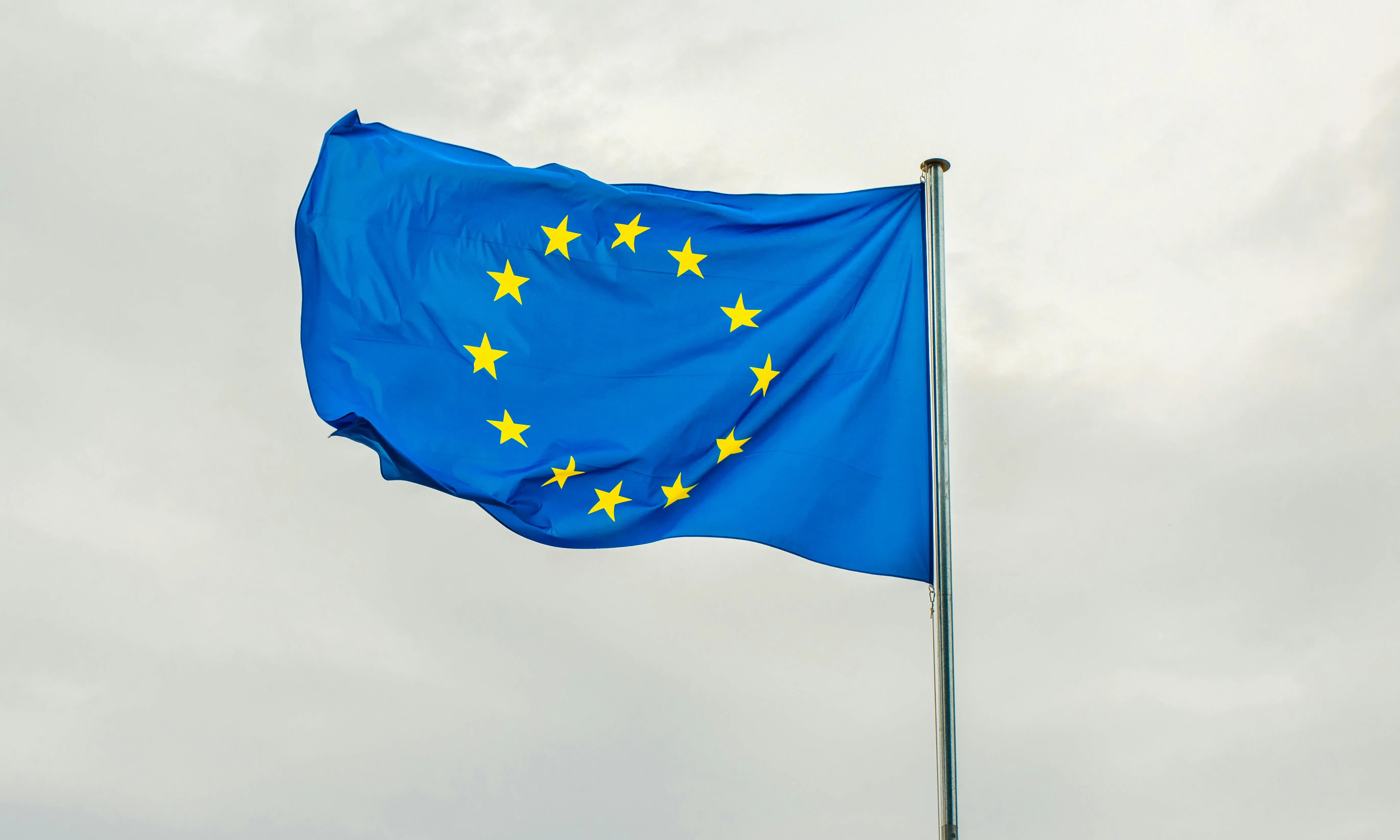 Bandera de la Unió Europea ondejant al vent. Font: Pexels - Dušan Cvetanović