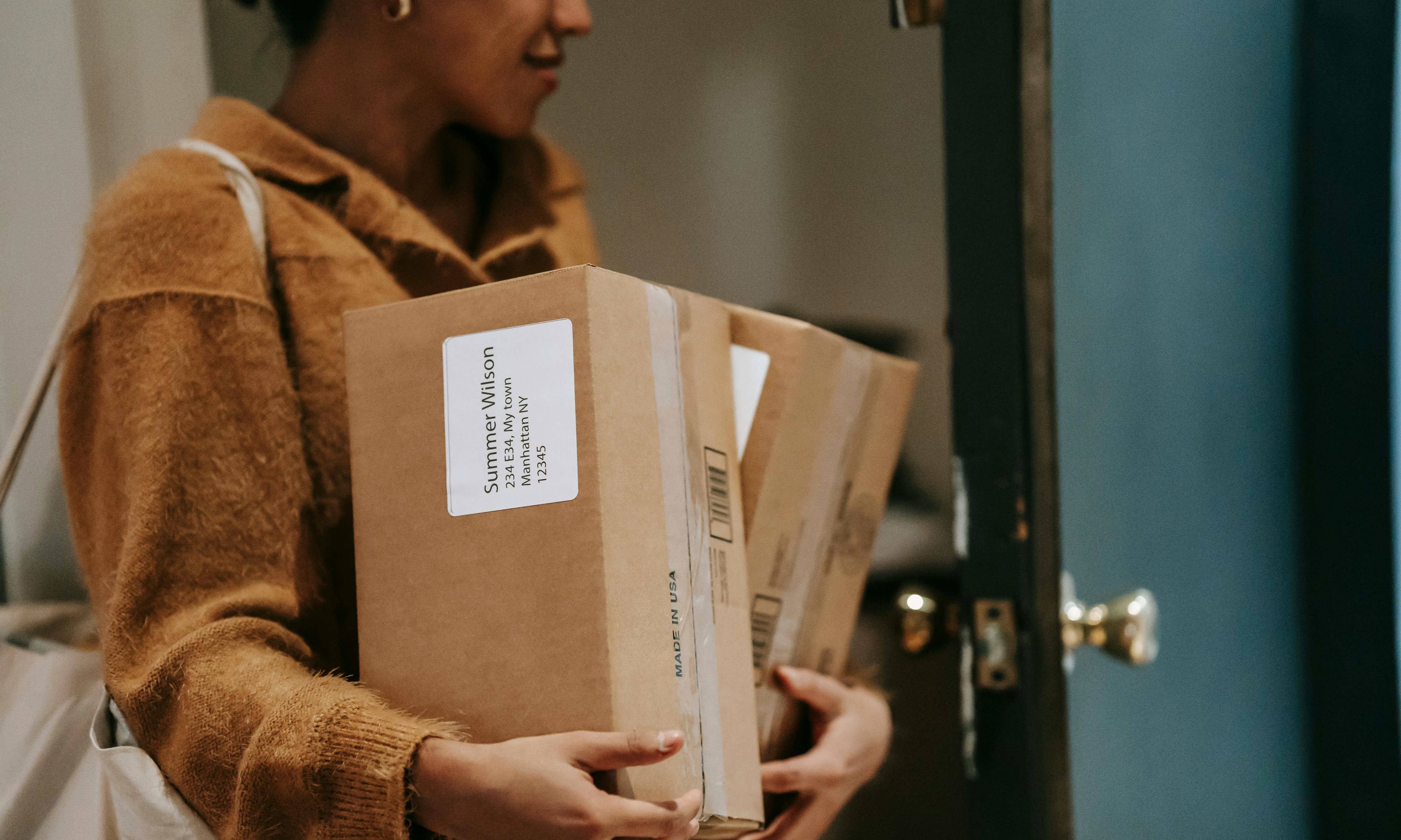 Persona amb caixes i paquets arribant a casa. Font: Pexels - Liza Summer Persona amb caixes i paquets arribant a casa. Font: Pexels - Liza Summer