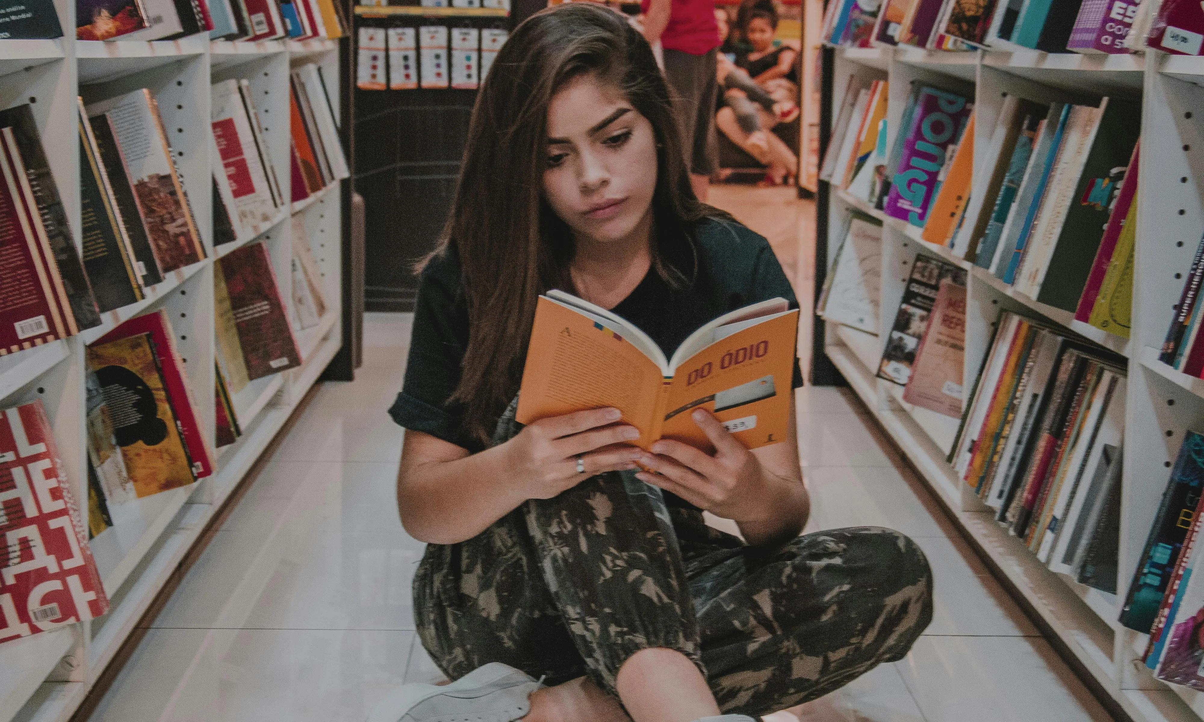 Noia llegint una revista a una biblioteca. Font: Pexels - Nicole Berro Noia llegint una revista a una biblioteca. Font: Pexels - Nicole Berro