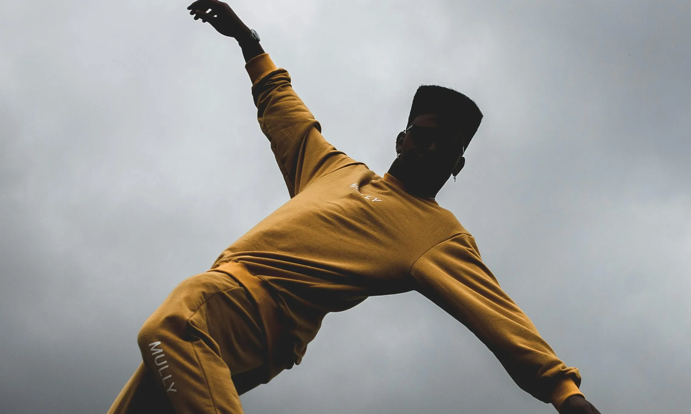 Persona fent un pas de ball urbà. Font: Pexels - Wesley Davi